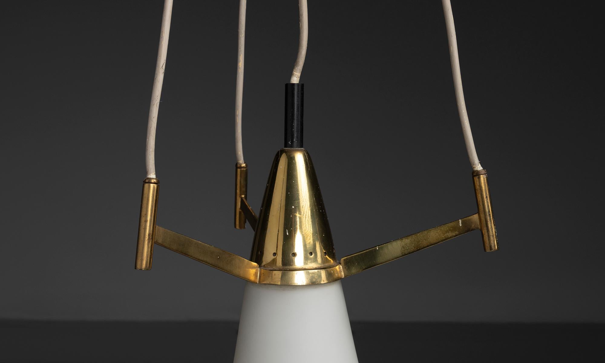 Opaline Glass Suspension Lamp, Italy 1960 en Bueno estado para la venta en Culver City, CA