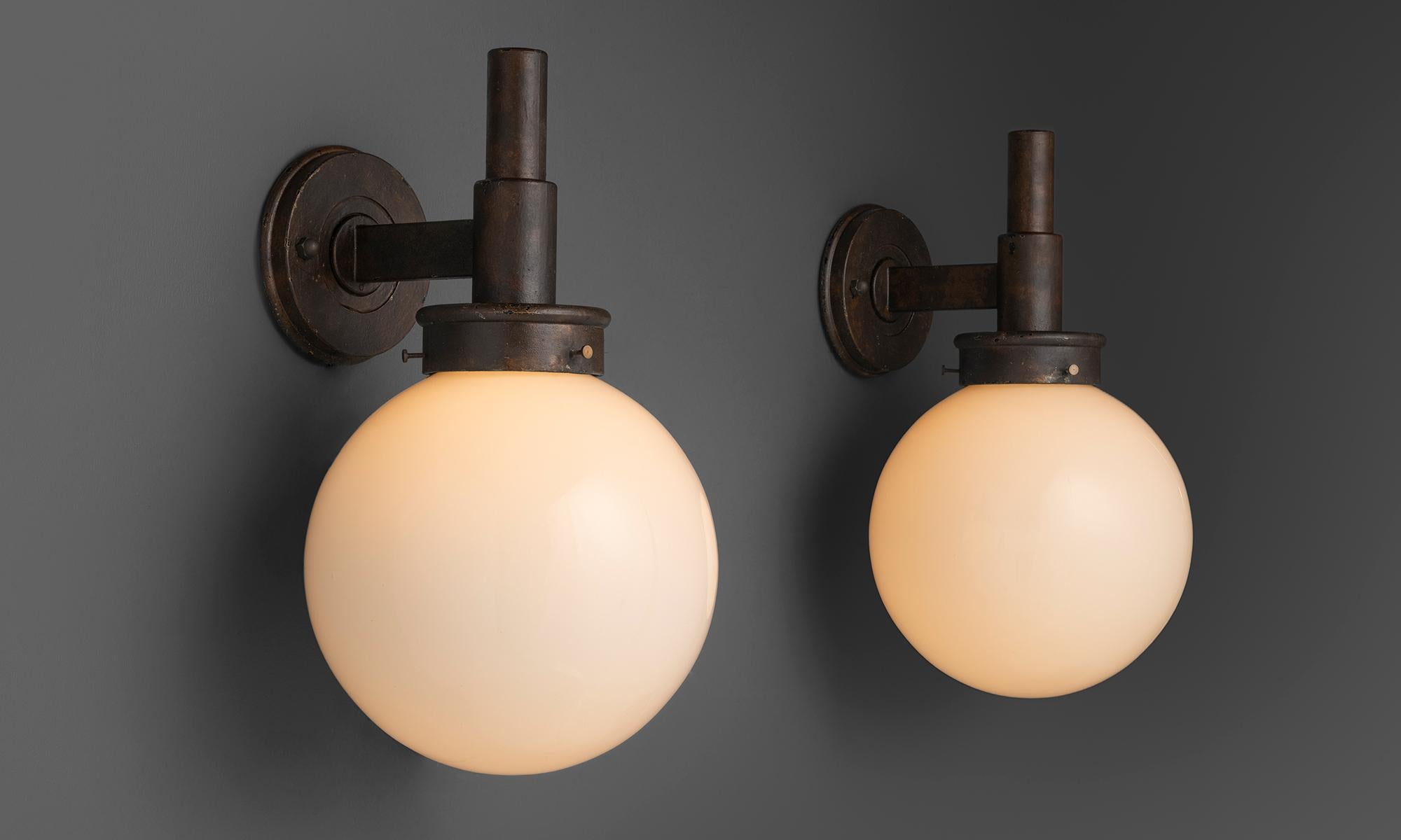 Italie, 1960
Grande échelle Globe en fer peint et verre opalin.
13 