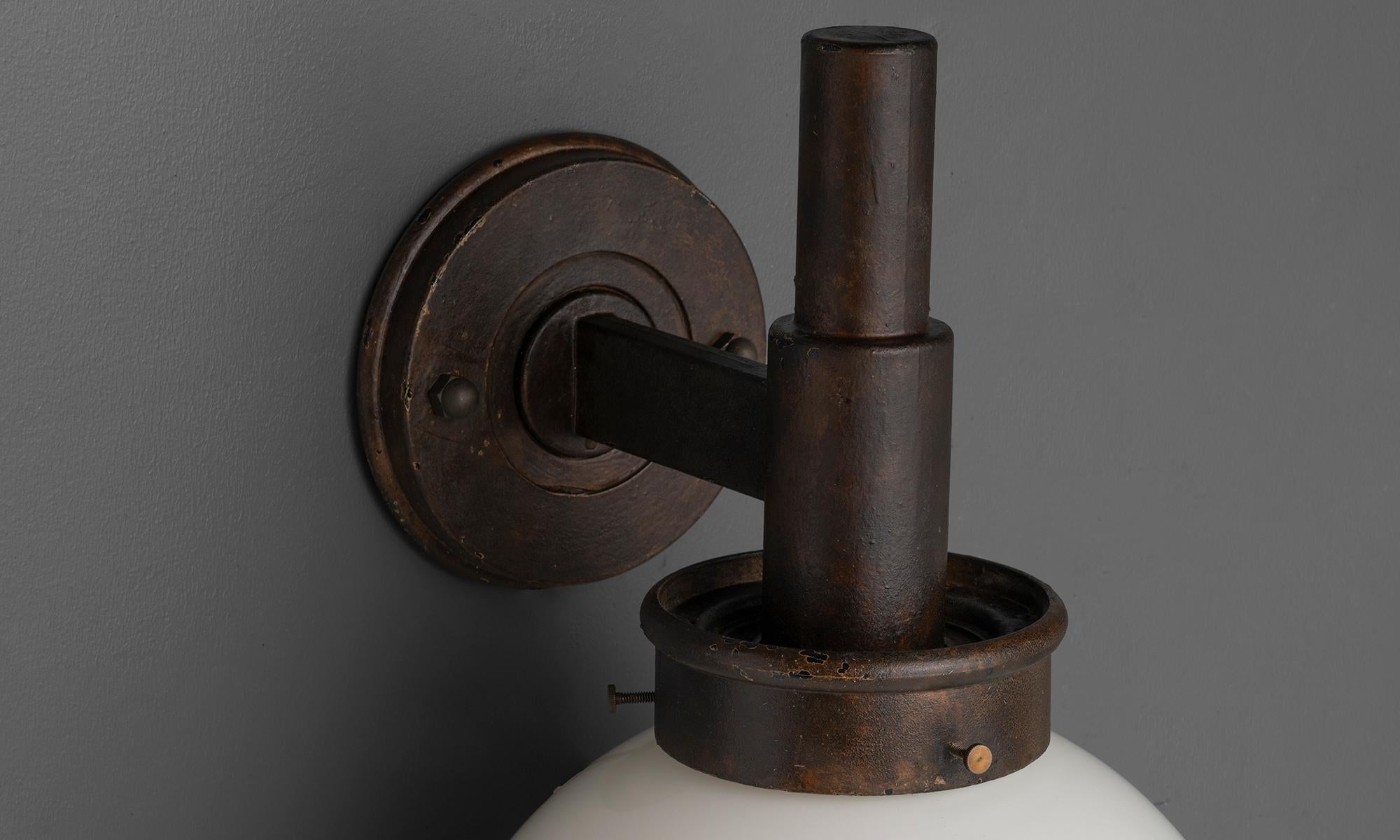 italien Appliques à globe en opaline, Italie vers 1960 en vente