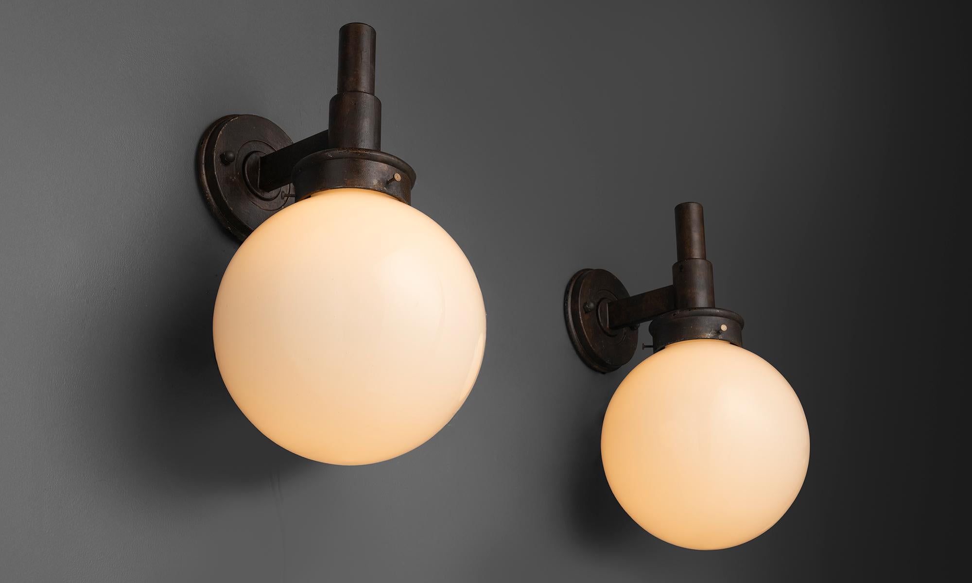 Appliques à globe en opaline, Italie vers 1960 Bon état - En vente à Culver City, CA