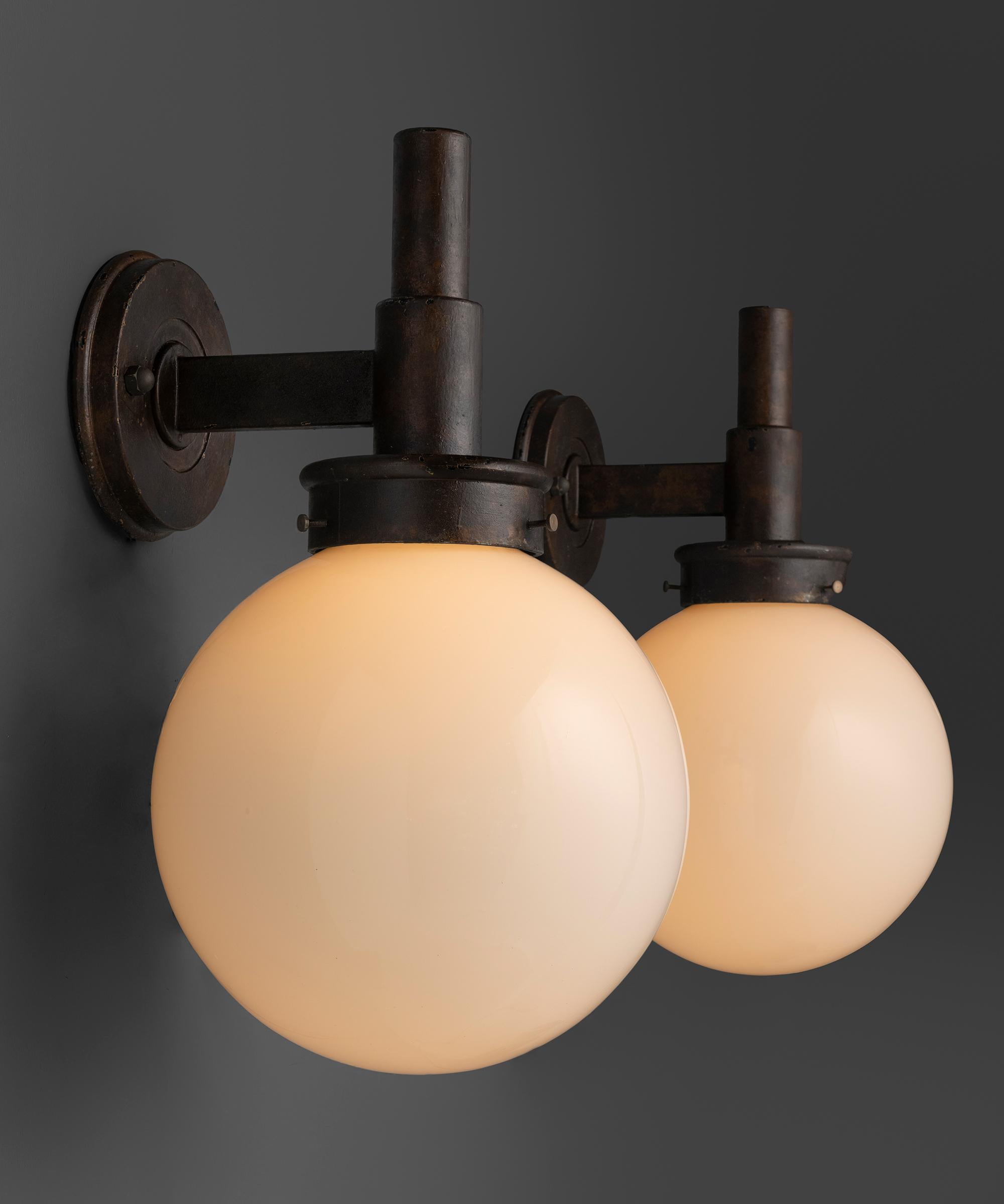 Milieu du XXe siècle Appliques à globe en opaline, Italie vers 1960 en vente