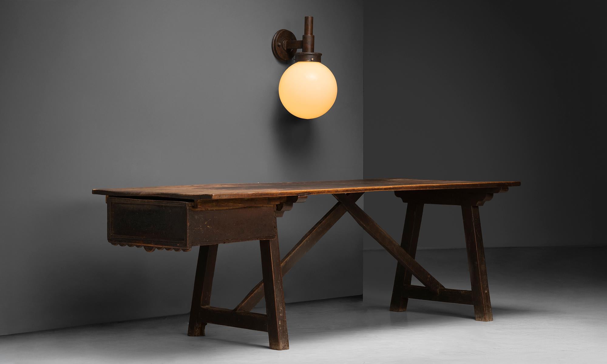 Verre opalin Appliques à globe en opaline, Italie vers 1960 en vente