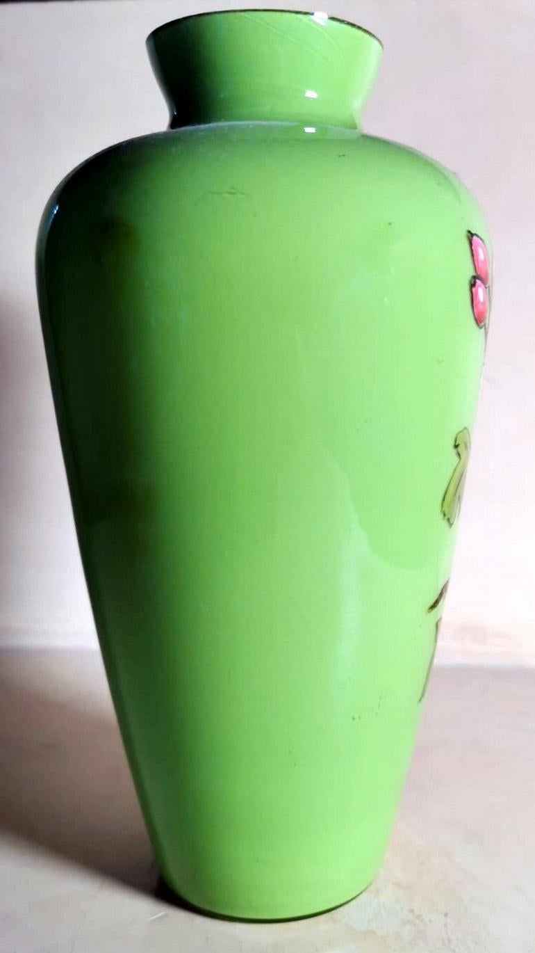 Paire de pots en verre français vert opalin peints à la main en vente 3