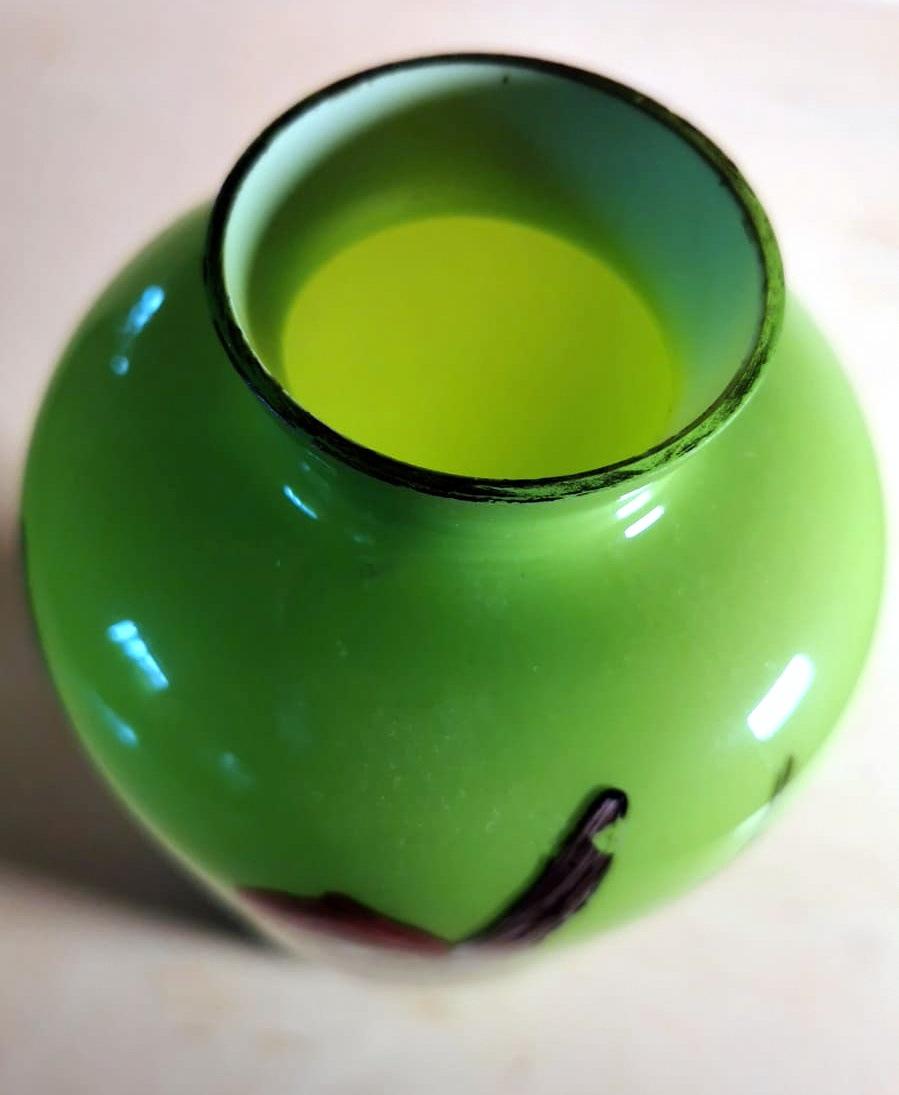 Paire de pots en verre français vert opalin peints à la main en vente 5