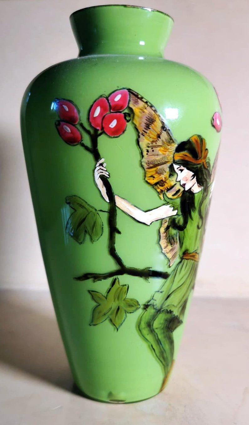 Paire de pots en verre français vert opalin peints à la main en vente 1