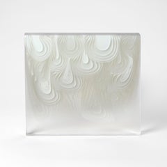 Opaline Infusion, une sculpture en verre coulé fluide blanc et transparent d'Helen Whiting