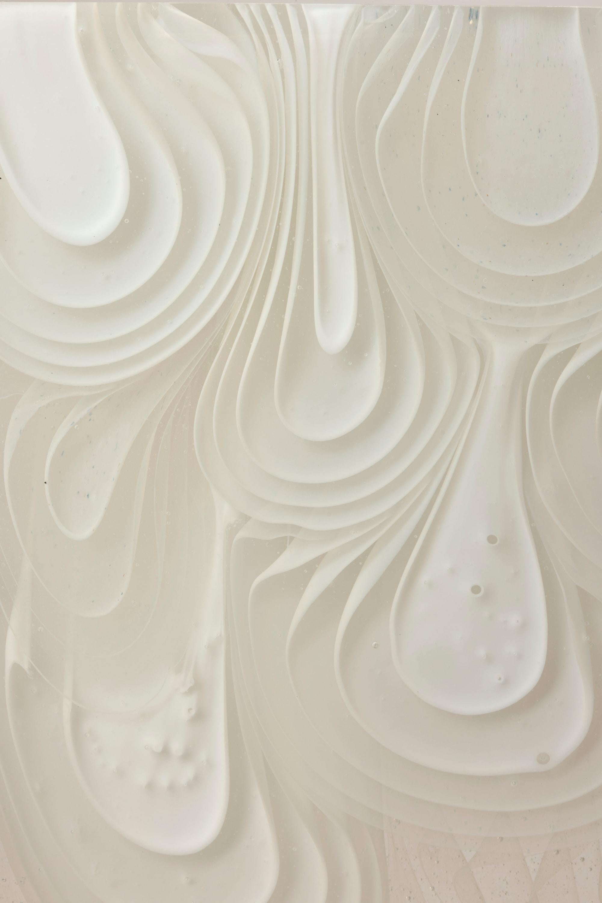 Britannico Opaline Infusion, a white & clear fluid cast glass sculpture by Helen Restorick in vendita