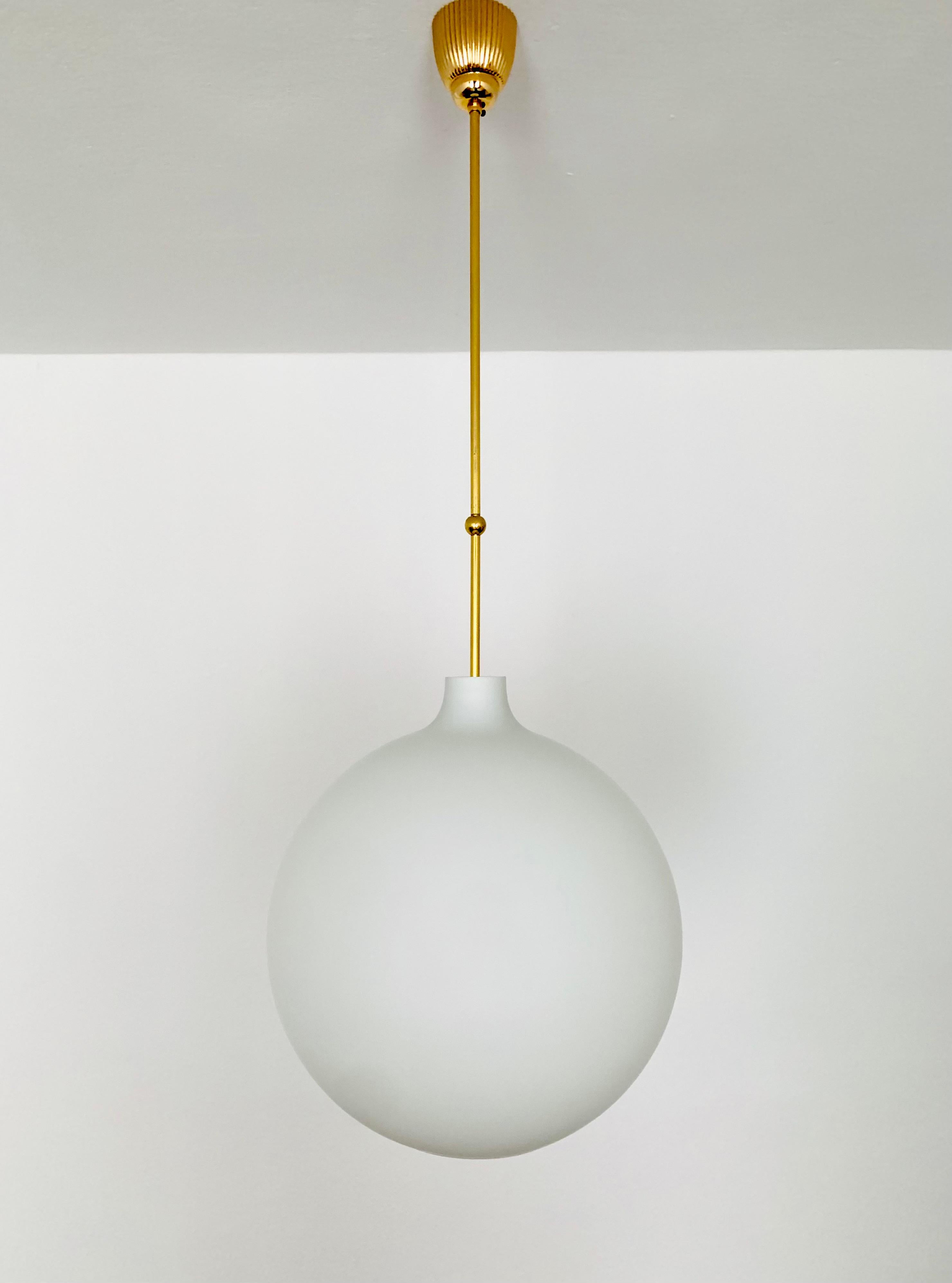 Maravillosa lámpara de cristal opalino de los años 50.
Bonito diseño contemporáneo.
La lámpara difunde una atmósfera luminosa de gran belleza.

Fabricante: Peill & Putzler
Diseño: Aloys Gangkofner

Estado:

Muy buen estado vintage con ligeros signos