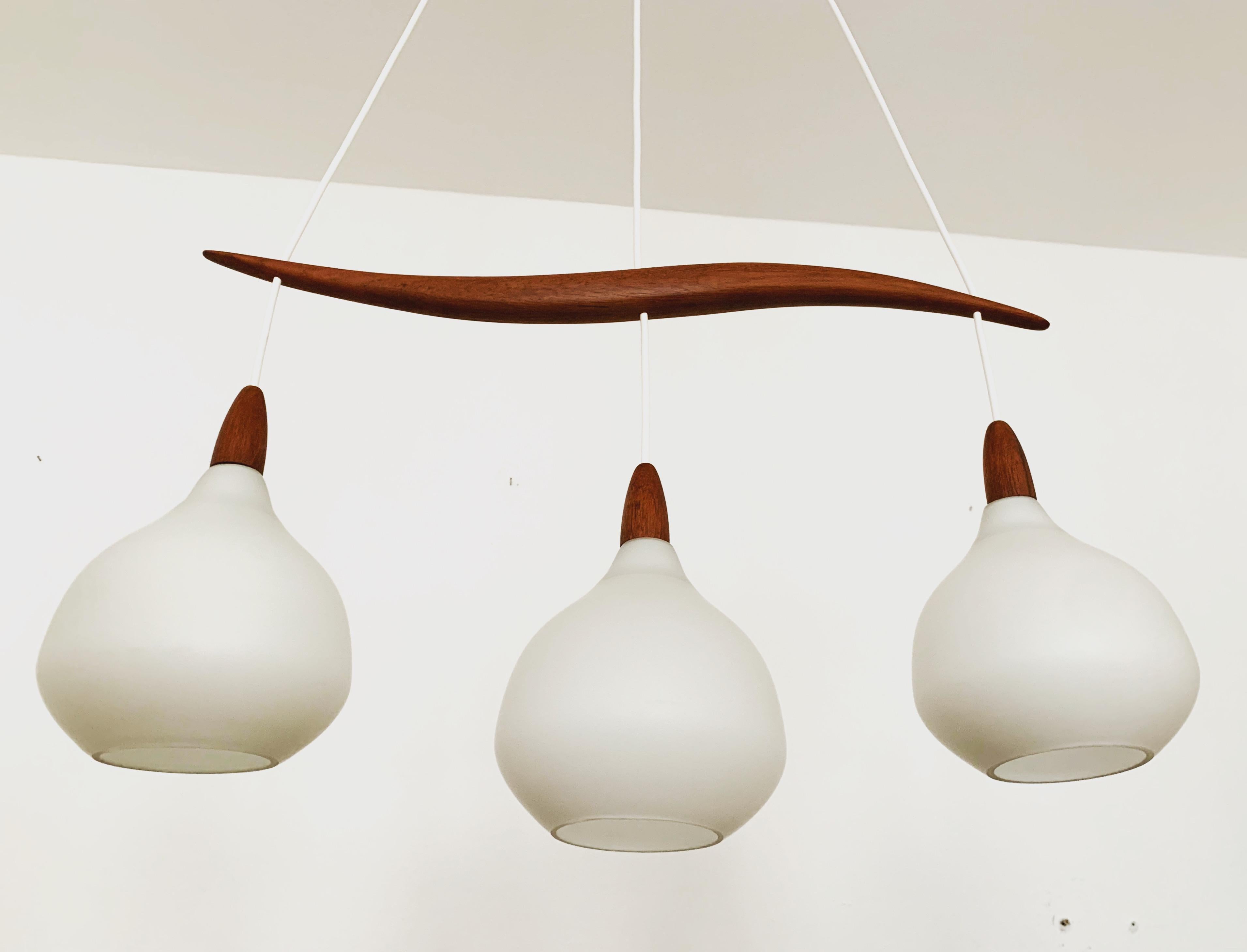 Opaline Lampe von Uno und Östen Kristiansson für Luxus (Skandinavische Moderne) im Angebot