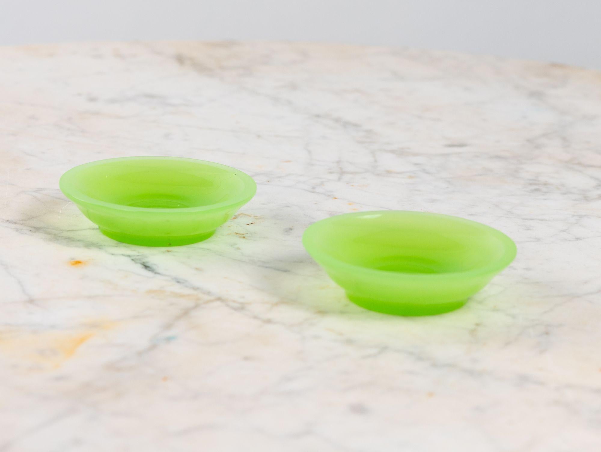Vaso e piatto in vetro verde lime opalino, Francia, anni '20 in vendita 4