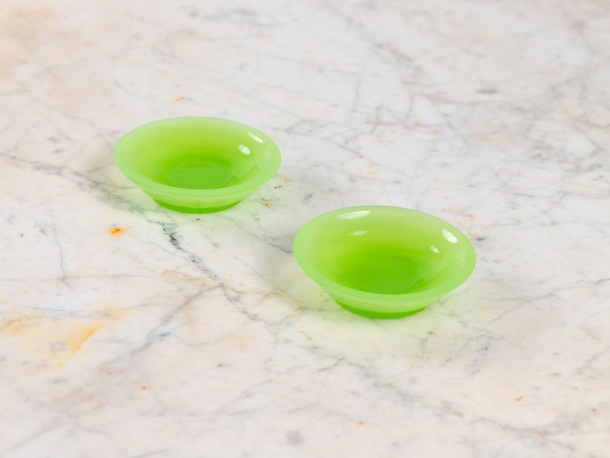 Vaso e piatto in vetro verde lime opalino, Francia, anni '20 in vendita 5