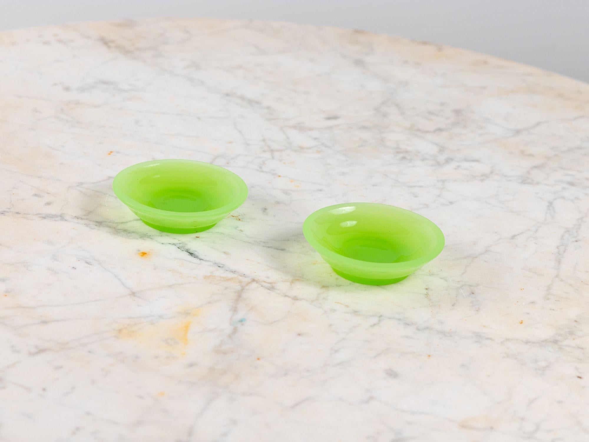 Vaso e piatto in vetro verde lime opalino, Francia, anni '20 in vendita 6