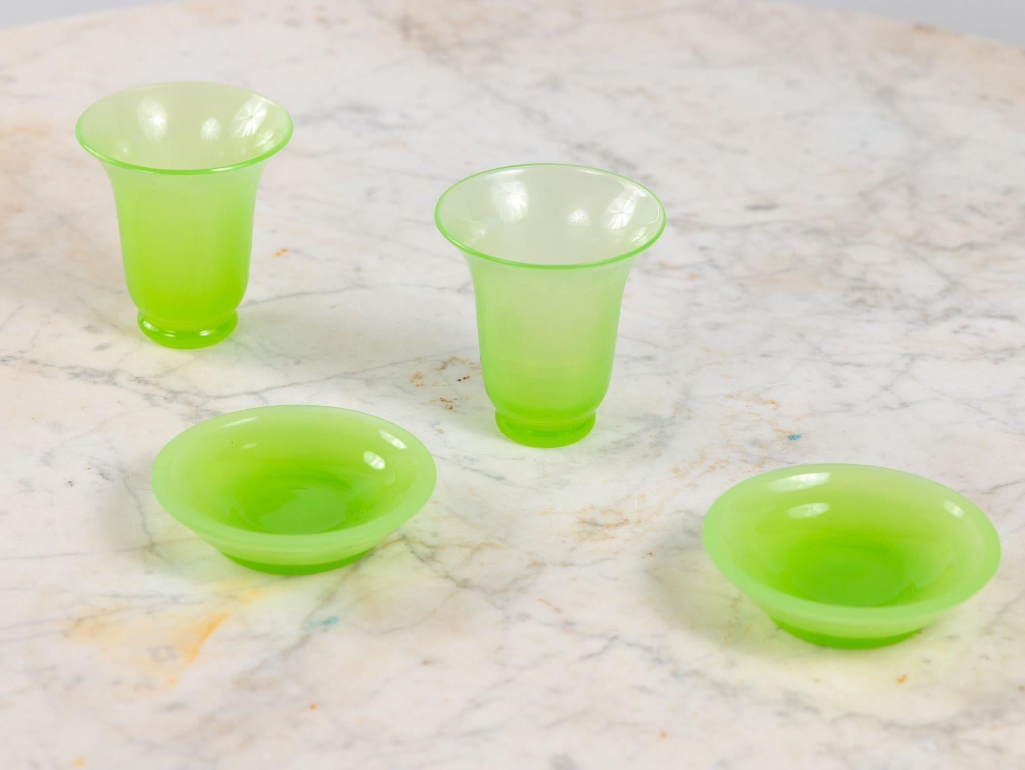 Vaso e piatto in vetro verde lime opalino, Francia, anni '20 in vendita 7