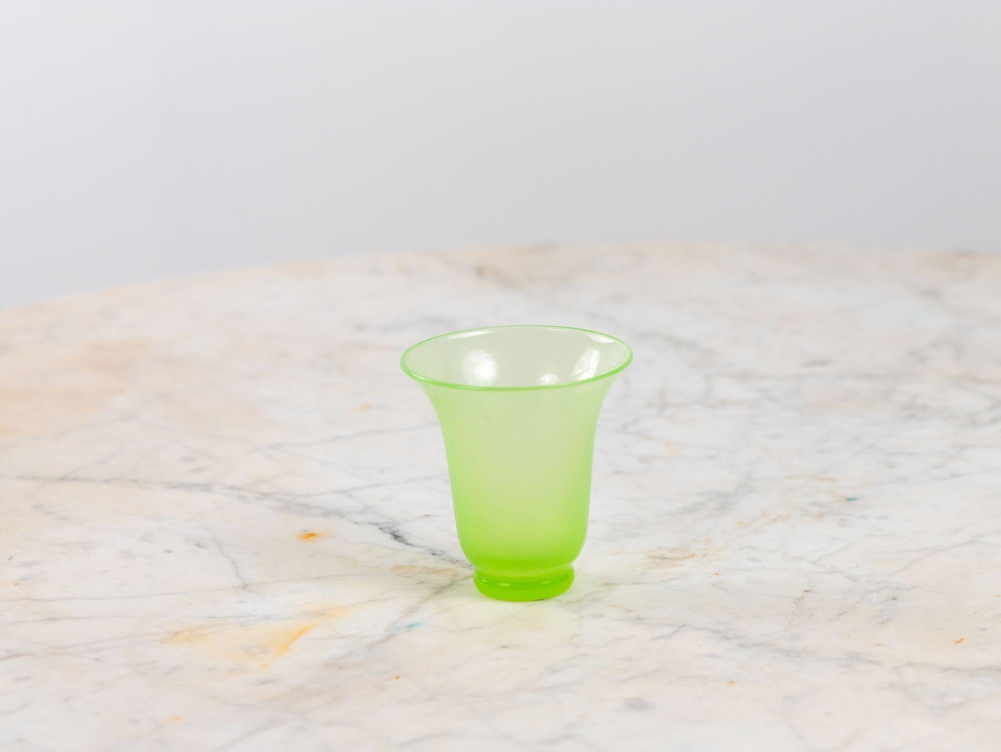 Vaso e piatto in vetro verde lime opalino, Francia, anni '20 in vendita 8