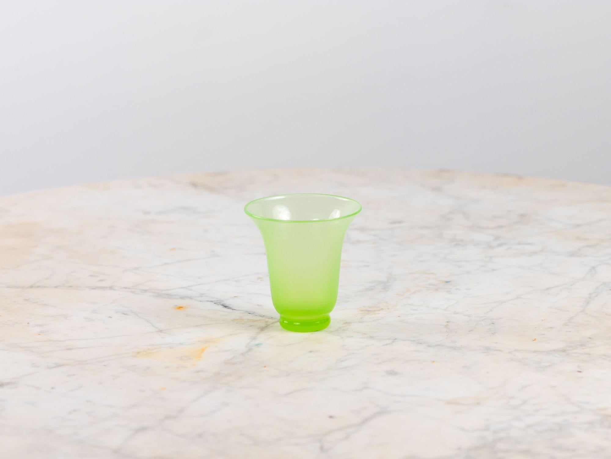 Questi affascinanti pezzi in vetro opalino verde lime francese degli anni '20 includono un piccolo vaso a forma di campana e un piatto rotondo con i lati rialzati. La loro forma delicata e la sottile eleganza riflettono il design raffinato della