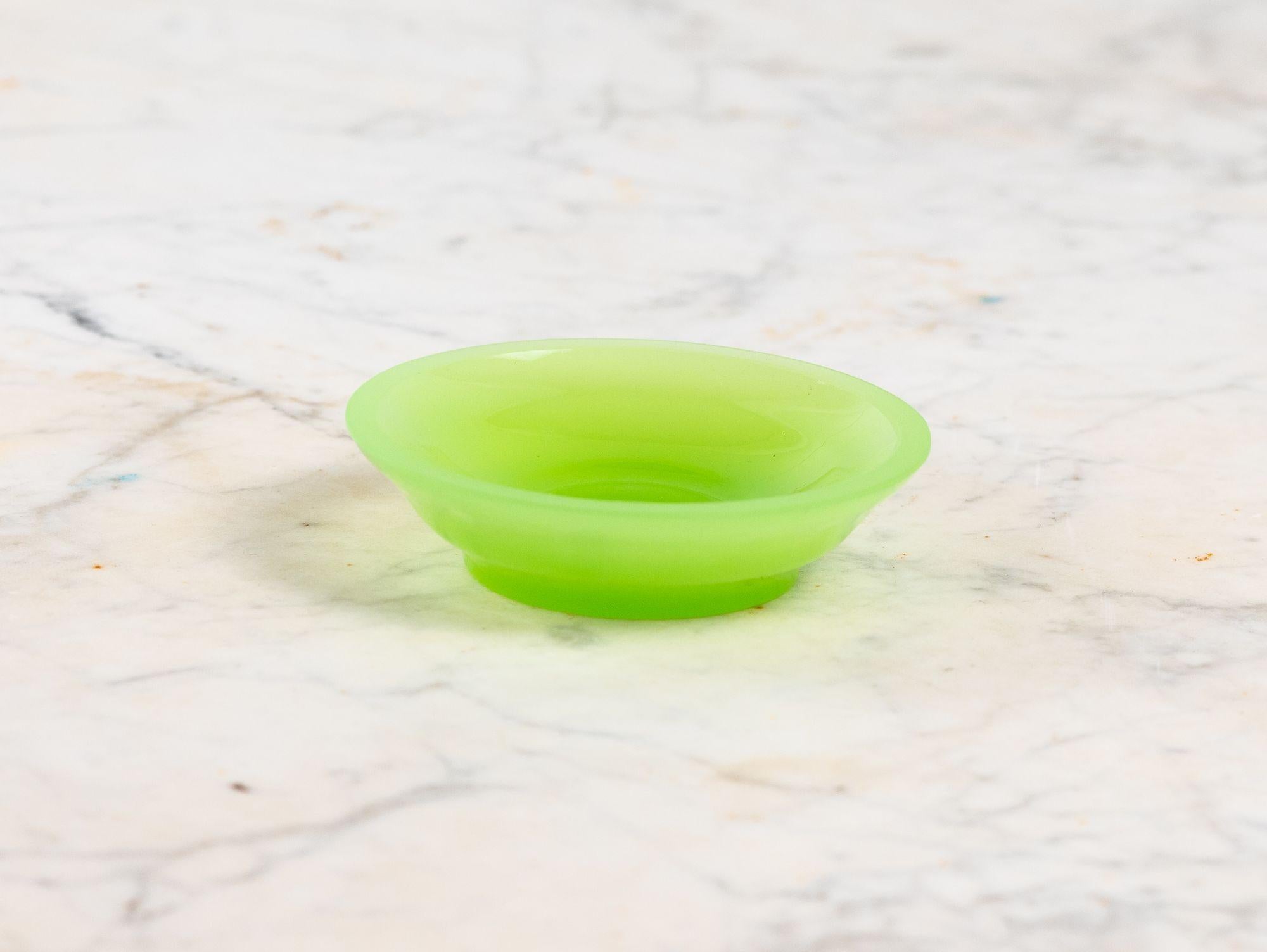 Francese Vaso e piatto in vetro verde lime opalino, Francia, anni '20 in vendita