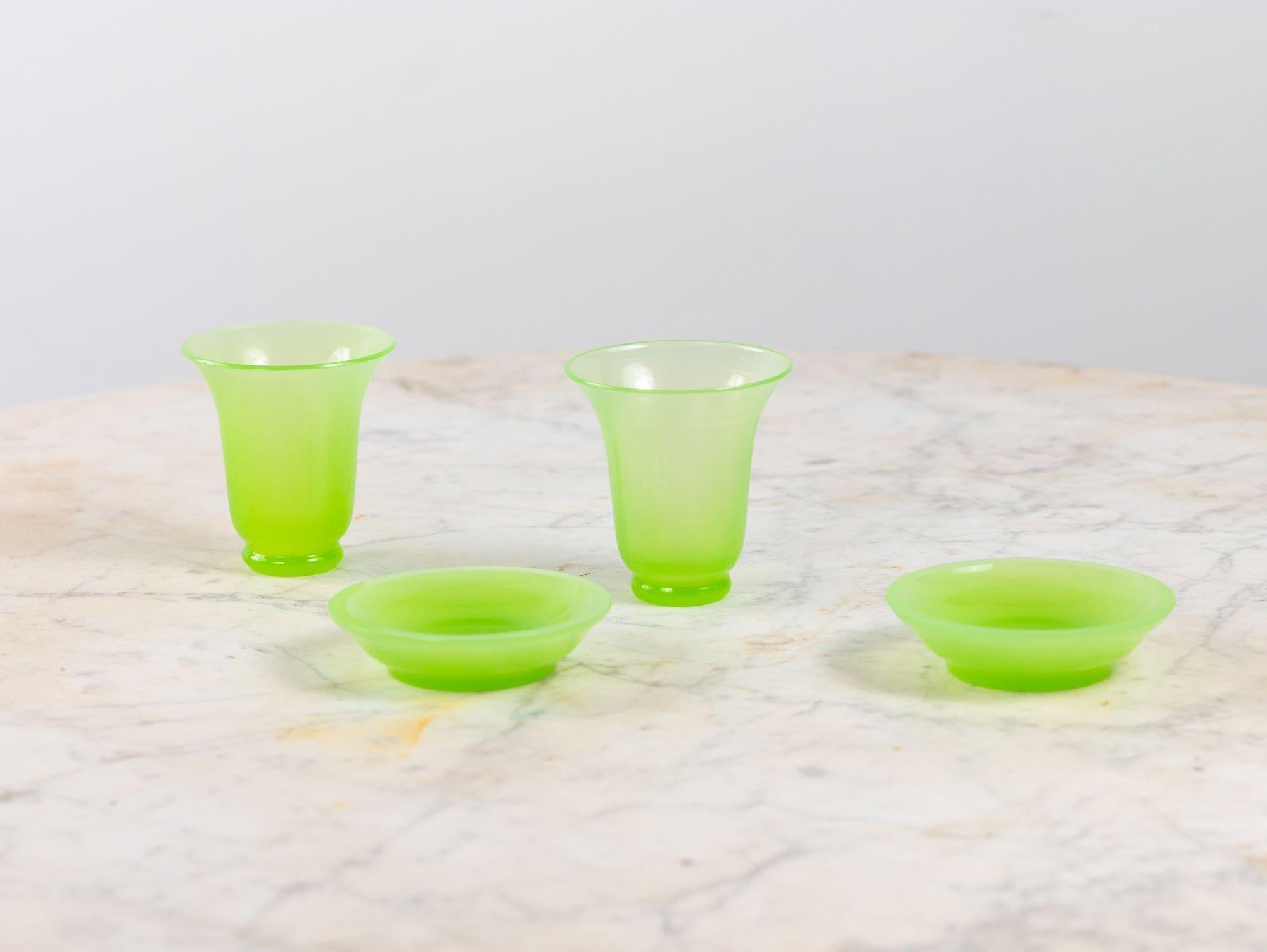 Vaso e piatto in vetro verde lime opalino, Francia, anni '20 In condizioni buone in vendita a South Salem, NY