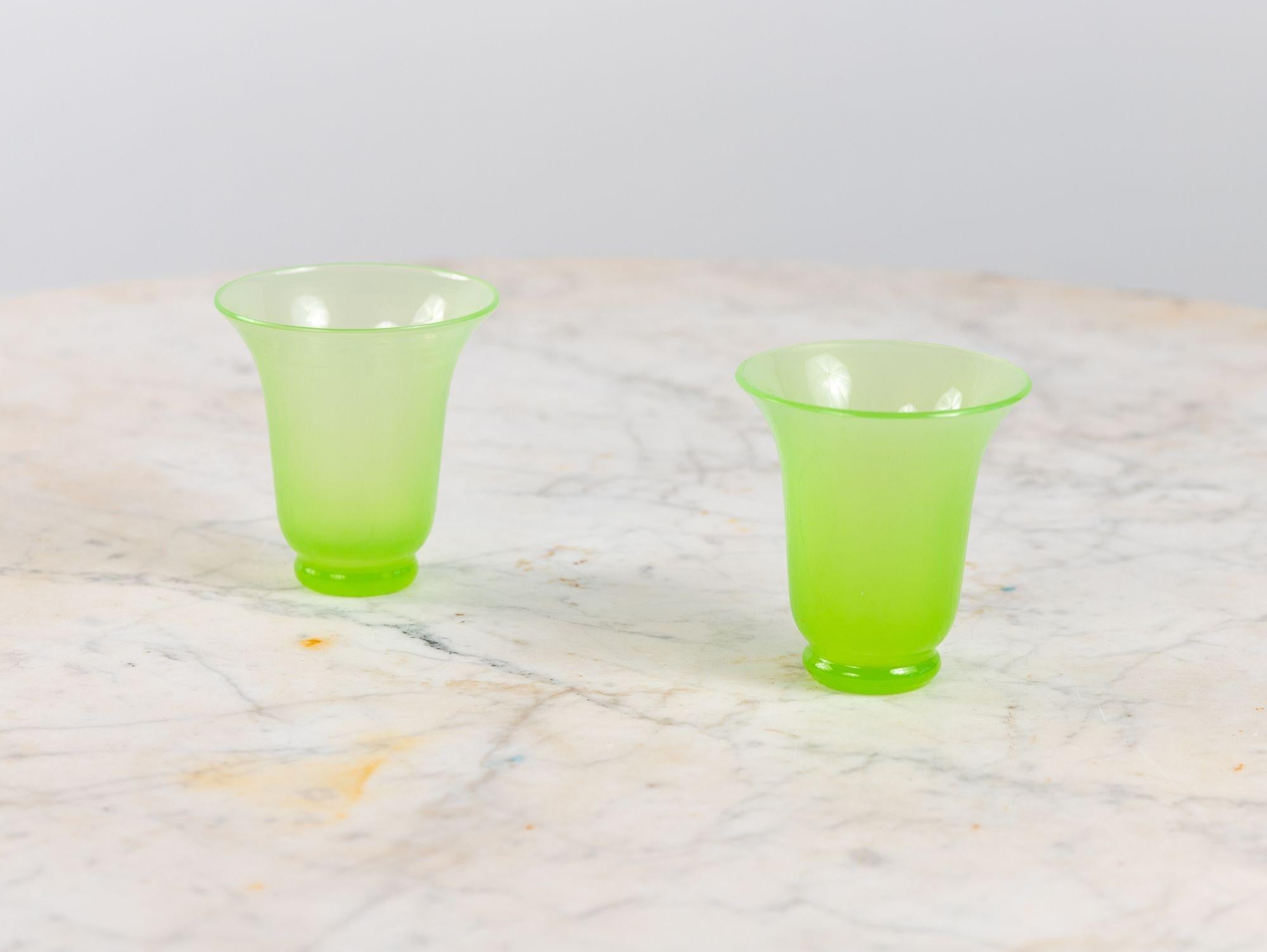 Inizio XX secolo Vaso e piatto in vetro verde lime opalino, Francia, anni '20 in vendita