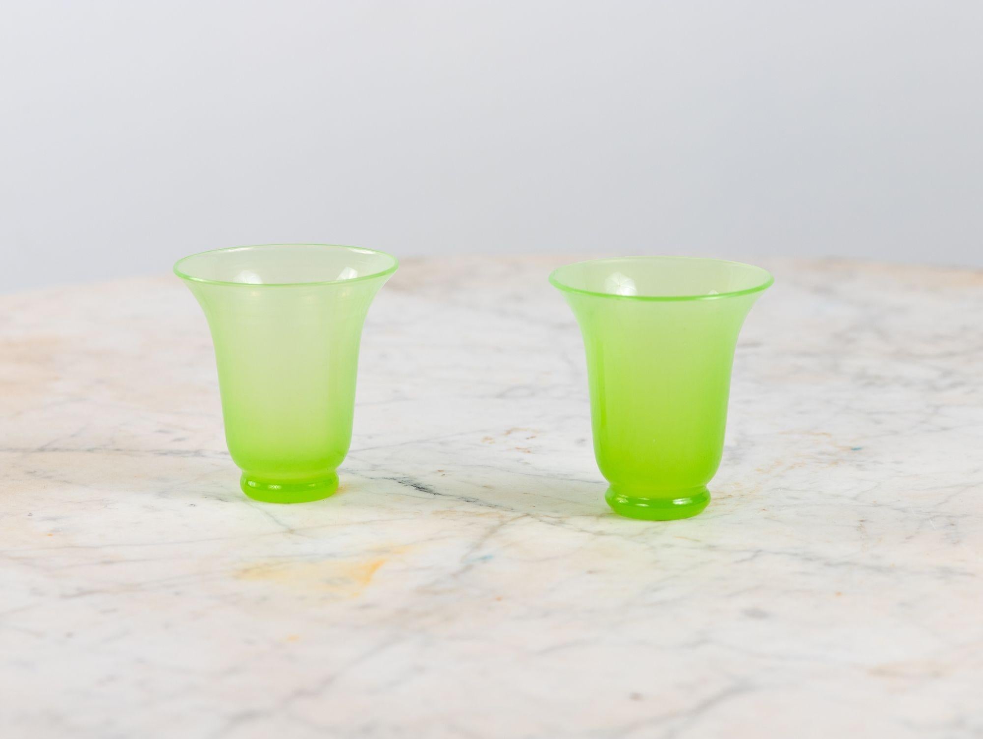 Vetro opalino Vaso e piatto in vetro verde lime opalino, Francia, anni '20 in vendita