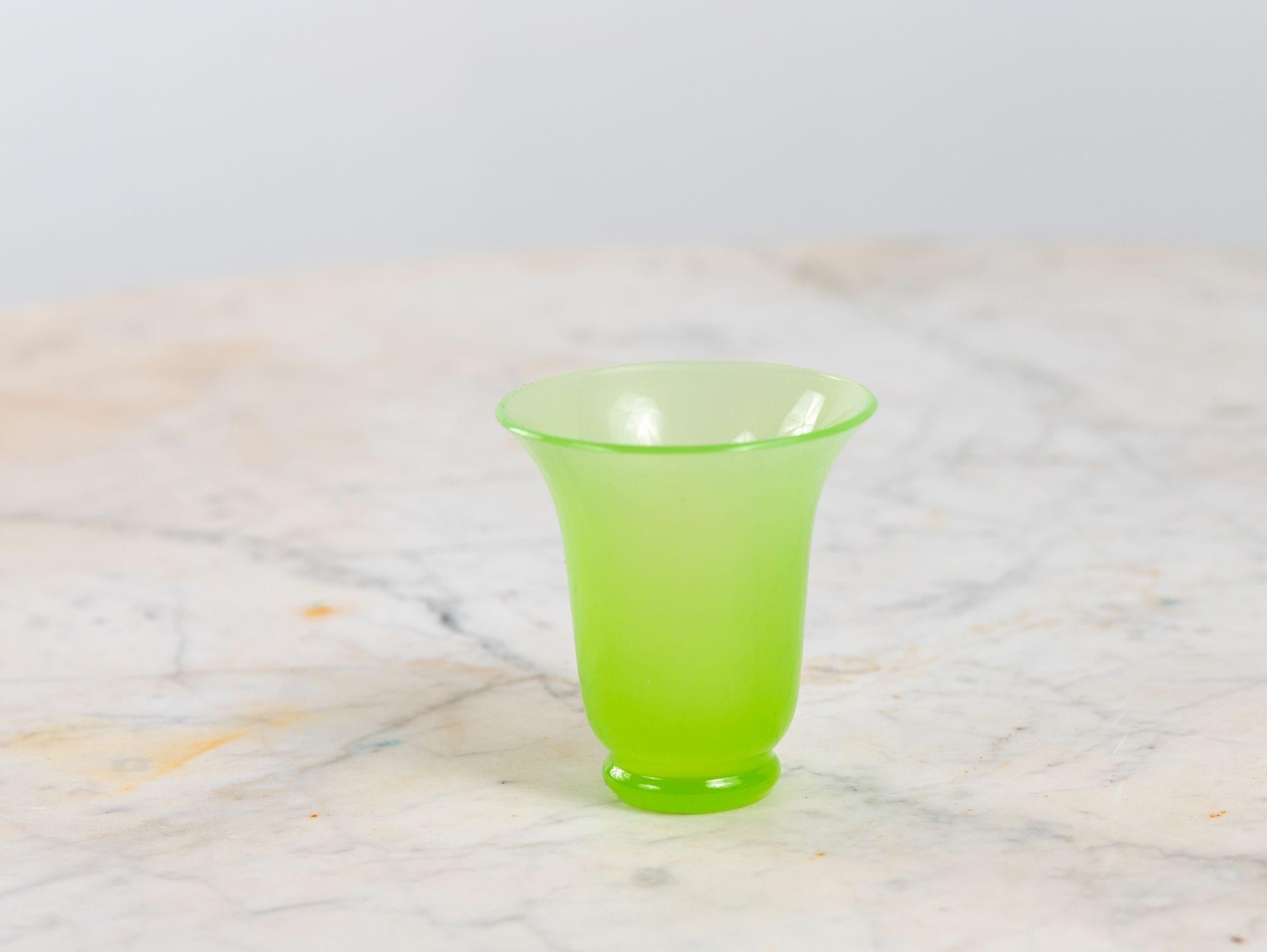 Vaso e piatto in vetro verde lime opalino, Francia, anni '20 in vendita 1
