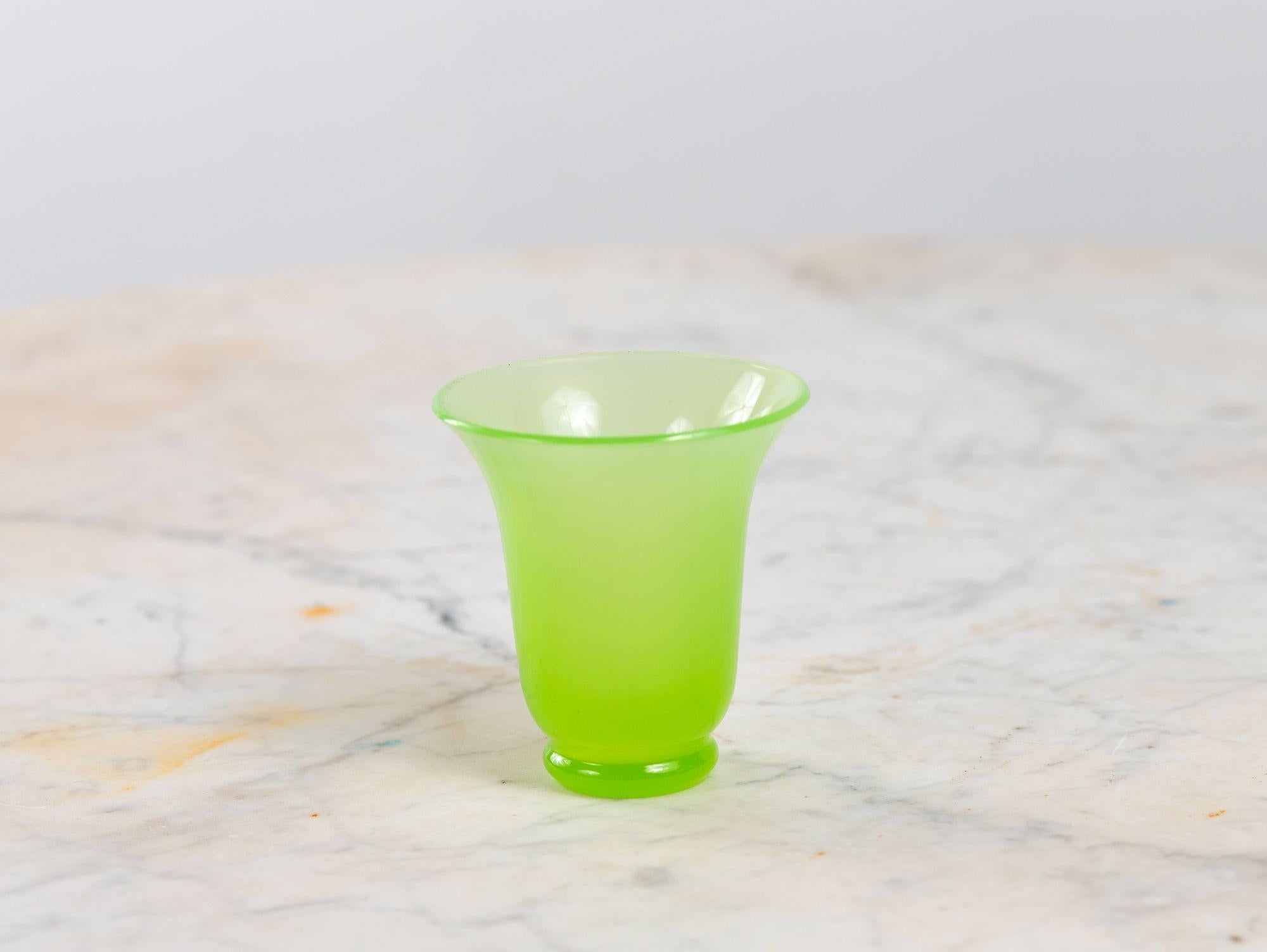 Vaso e piatto in vetro verde lime opalino, Francia, anni '20 in vendita 2