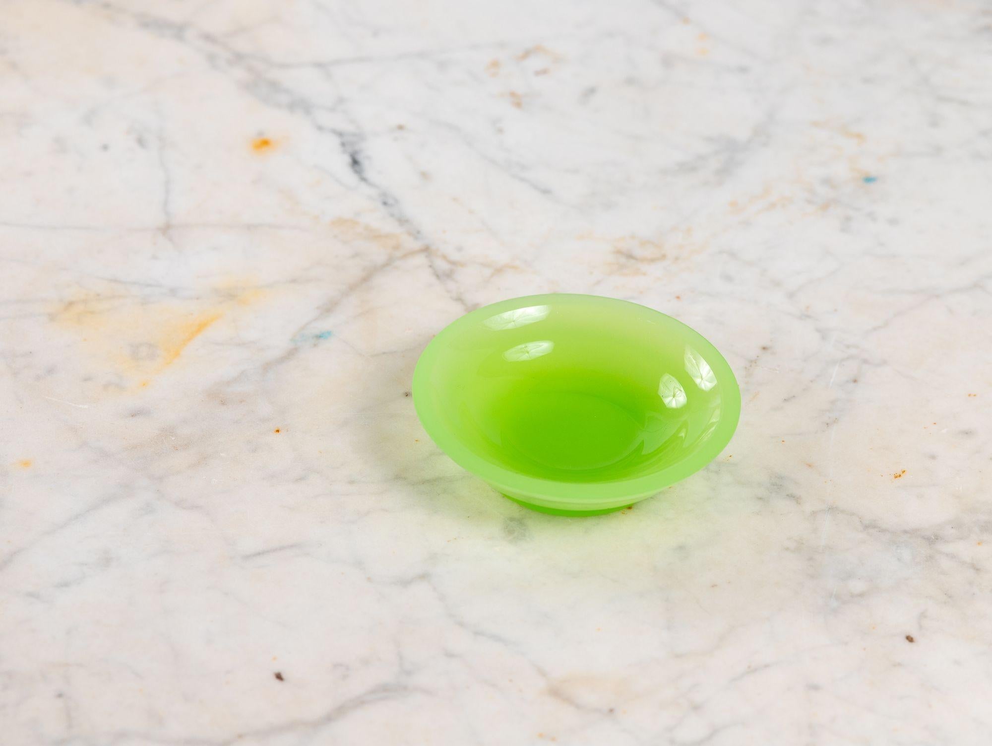 Vaso e piatto in vetro verde lime opalino, Francia, anni '20 in vendita 3