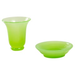 Jarrón y plato de cristal verde lima opalino, Francia Años 20