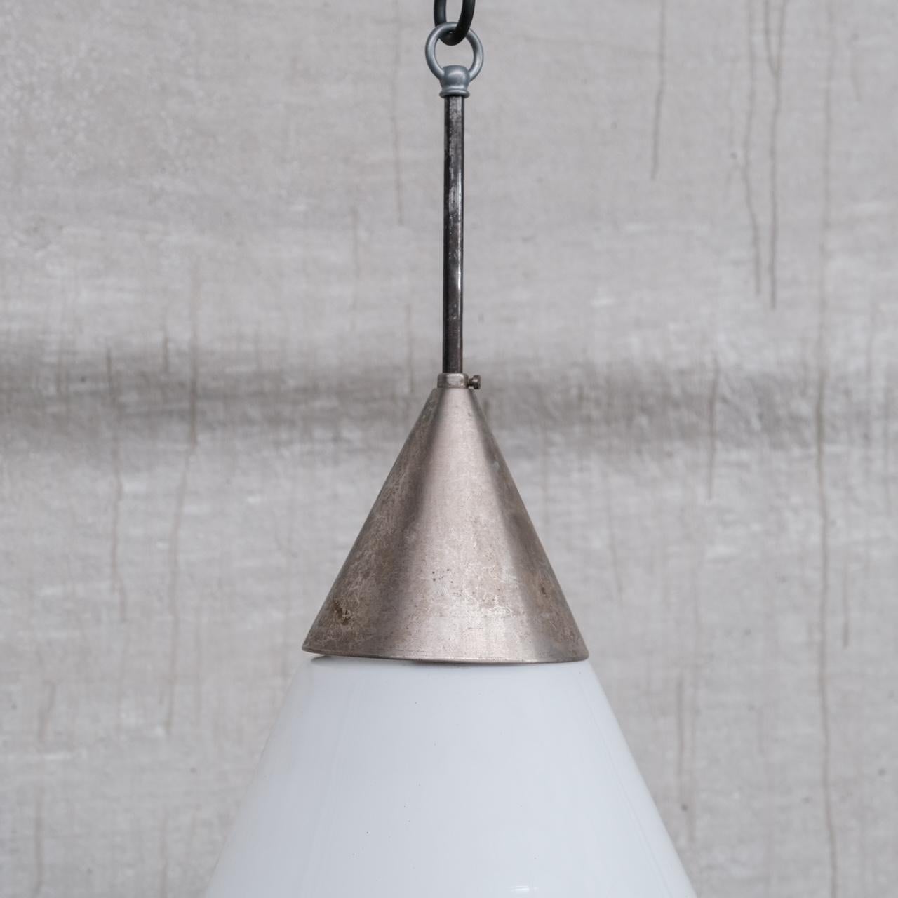 Mid-Century Modern Lampe à suspension conique française en opaline du milieu du siècle dernier