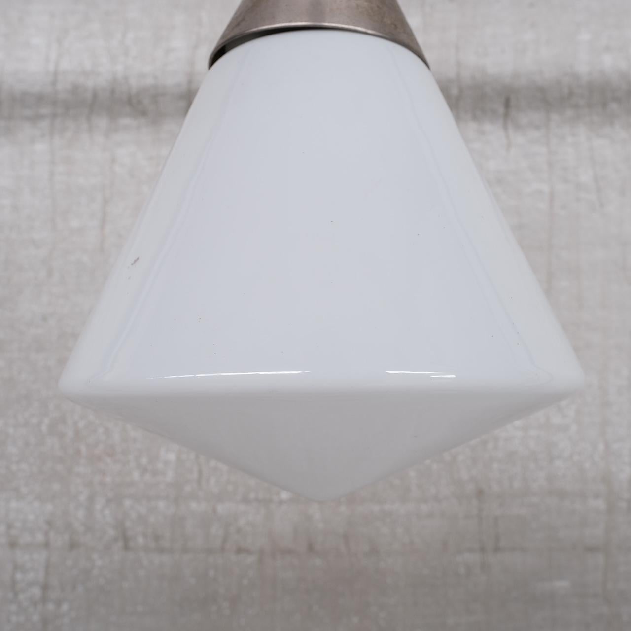 Lampe à suspension conique française en opaline du milieu du siècle dernier 1