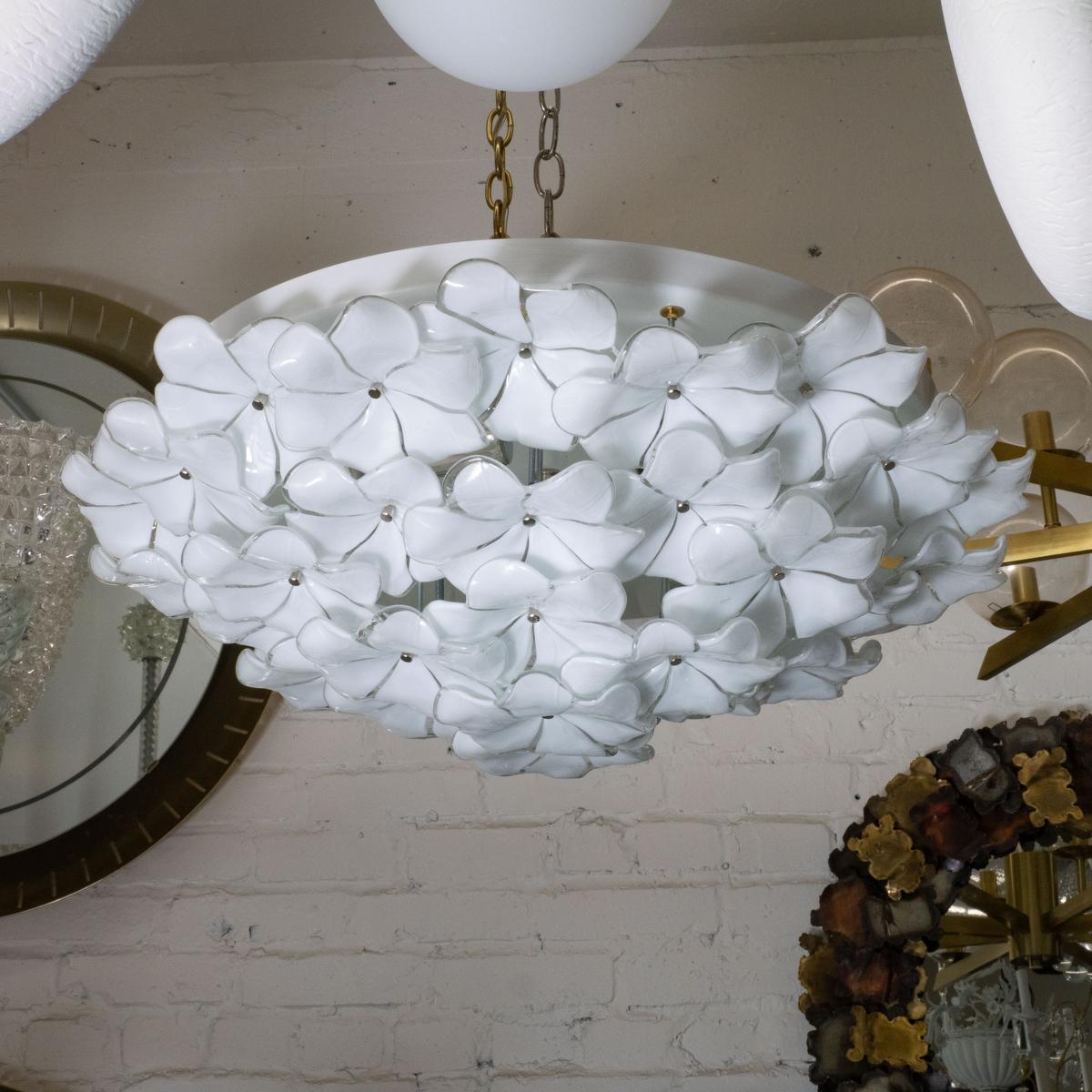 Plafón empotrable con flor de cristal de Murano opalino.