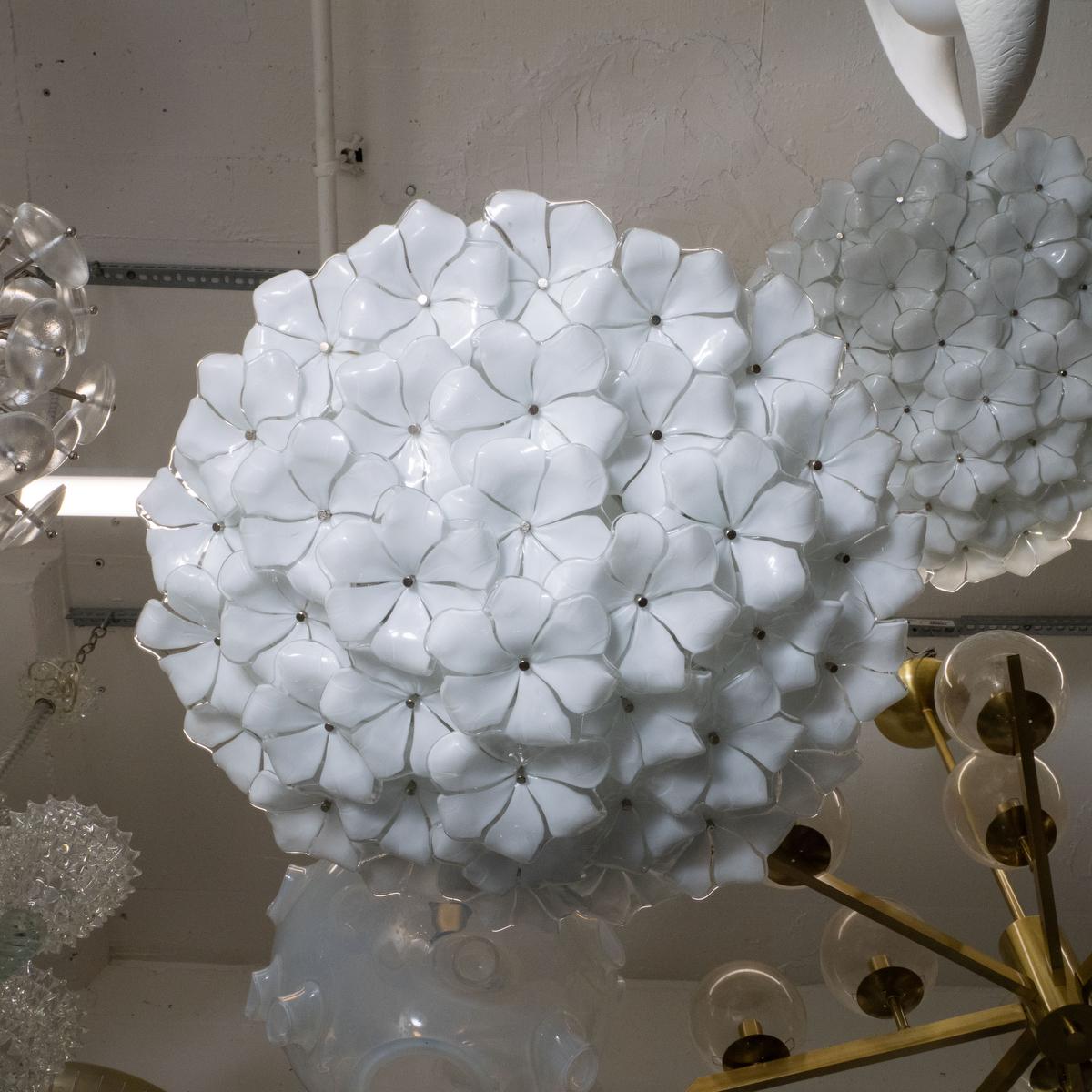 Plafón empotrable flor de cristal de Murano opalino Moderno de mediados de siglo en venta