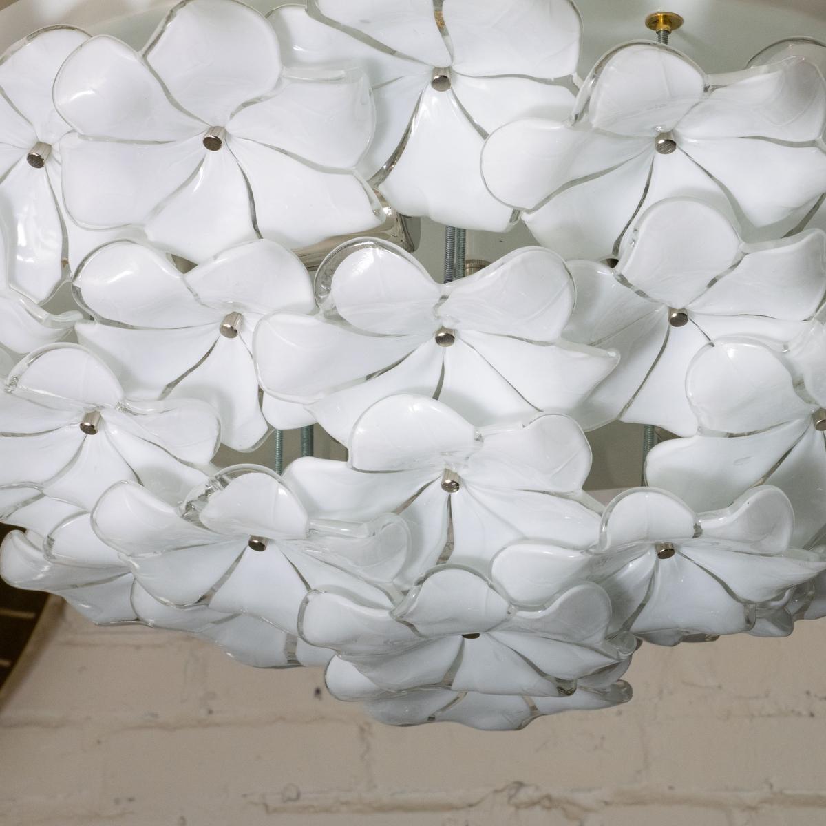 Plafón empotrable flor de cristal de Murano opalino en Bueno estado para la venta en Tarrytown, NY