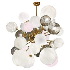 Lustre en verre opalin de Murano à faisceau sphérique
