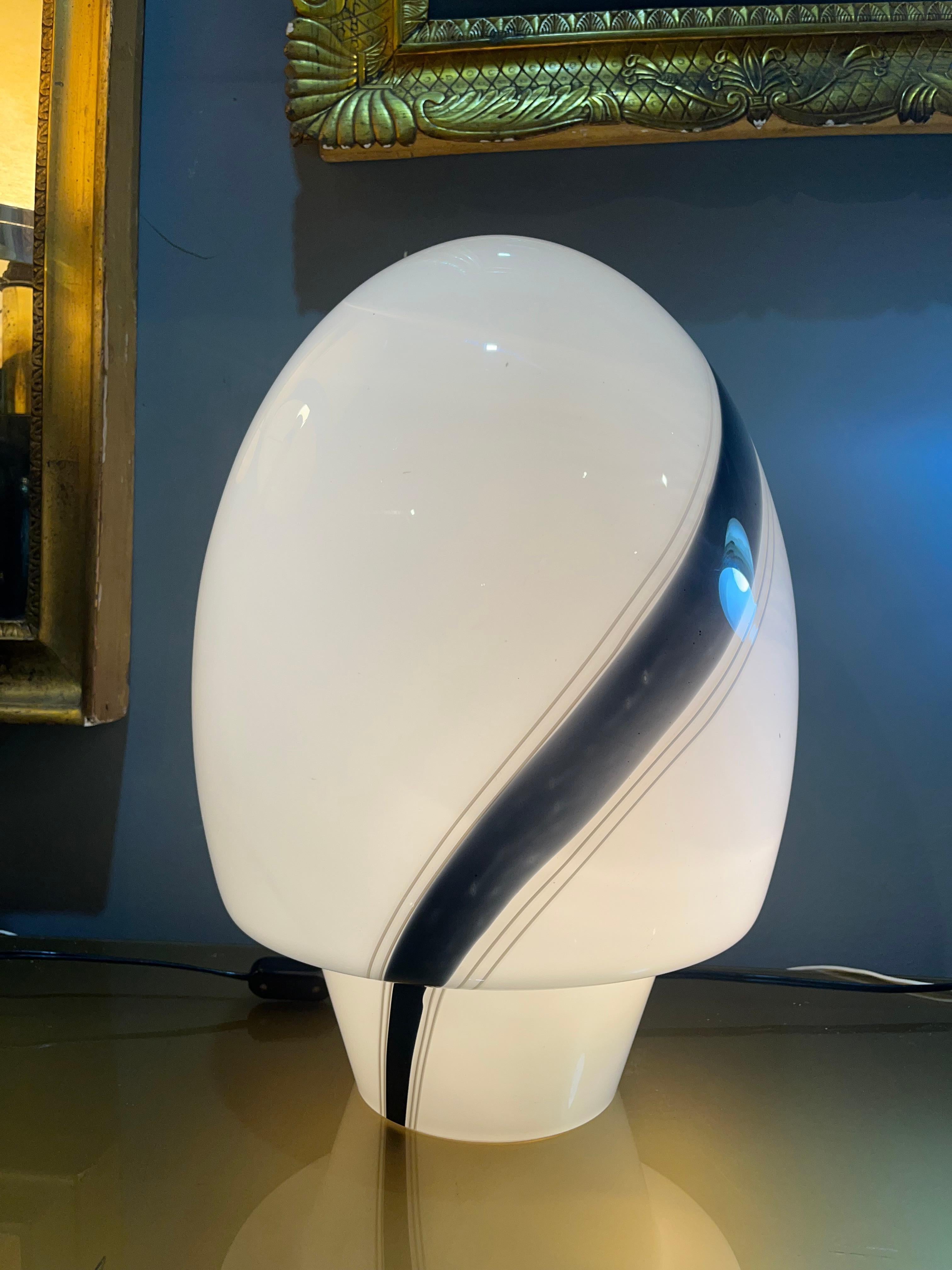 lampara de cristal opalino de murano de los años 80 por los maestros vidrieros de murano. Producto en buen estado con pequeños desgastes causados por los años y el uso. El arte del vidrio veneciano tiene raíces muy antiguas y se remonta a los