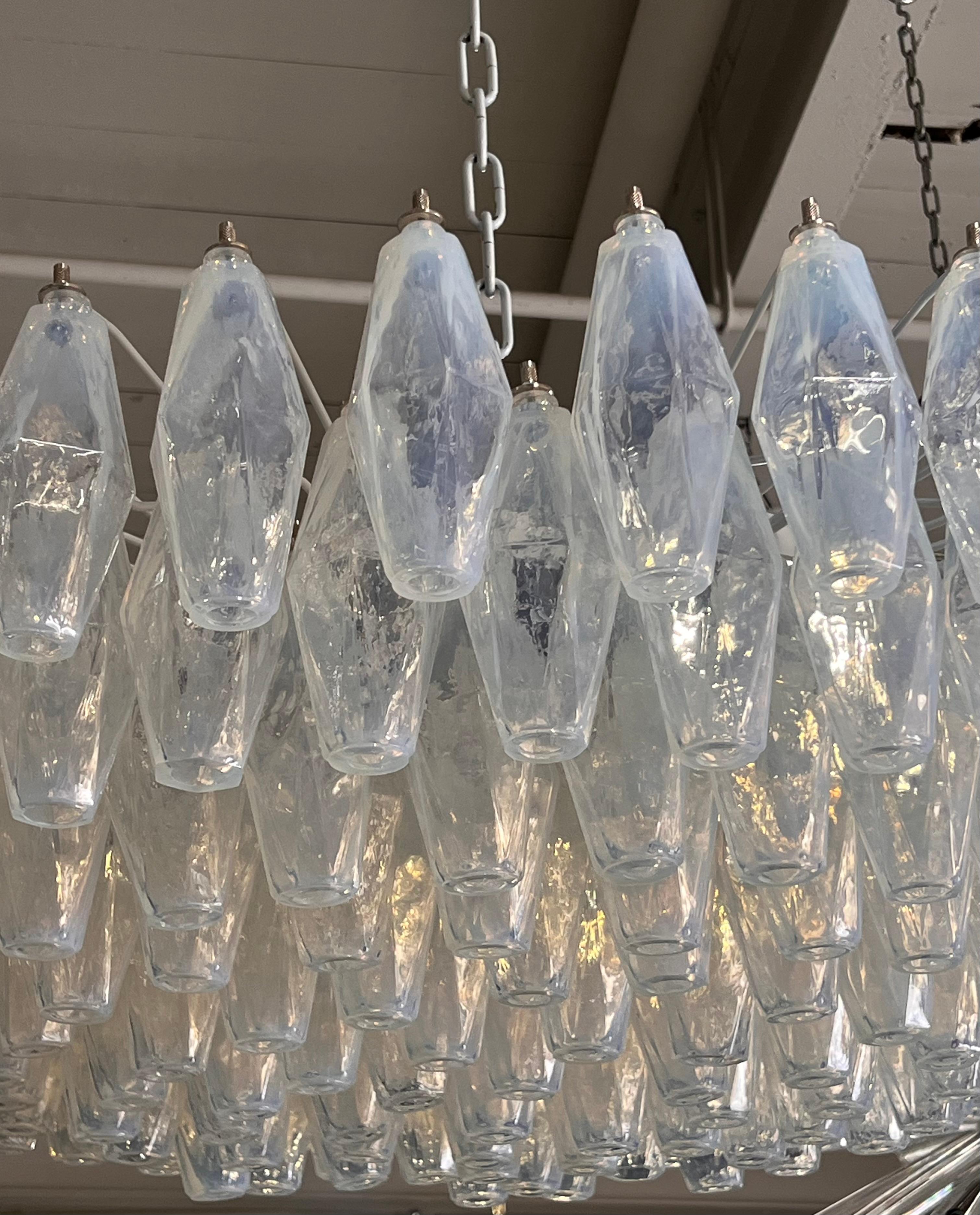 italien Lustre polyédrique en verre opalin de Murano par Alberto Donà en vente