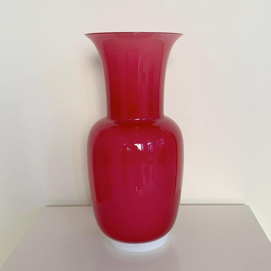 Jarrón de cristal opalino de Murano para Venini , hacia 1970, Italia. en venta 5