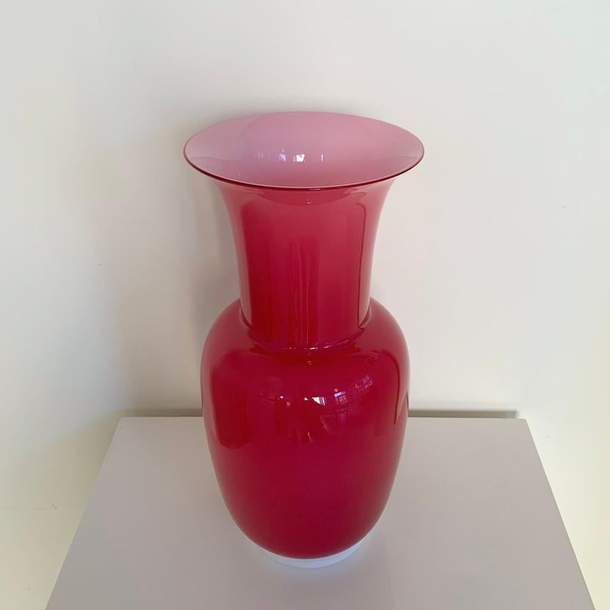 Elegante jarrón de cristal de Murano para Venini, hacia 1970, Italia.
Opalina roja y rosa pálido .
Dimensiones: 36 cm H, diámetro: 17 cm .
Buen estado, con su pegatina redonda original de Venini.
Todas las compras están cubiertas por nuestra
