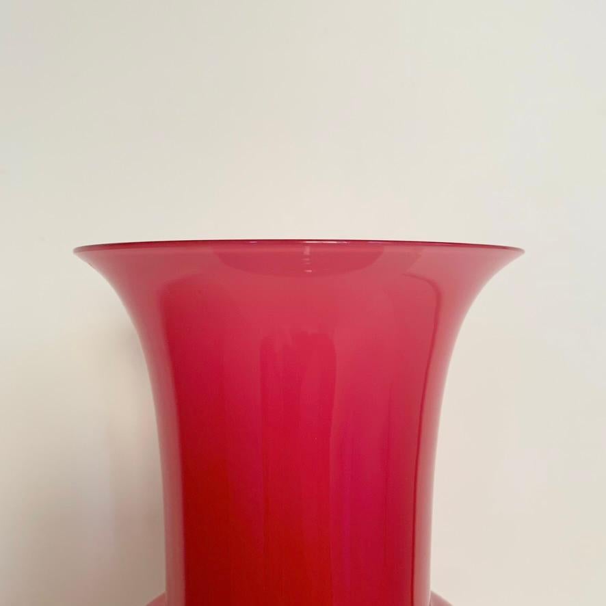 Jarrón de cristal opalino de Murano para Venini , hacia 1970, Italia. Moderno de mediados de siglo en venta