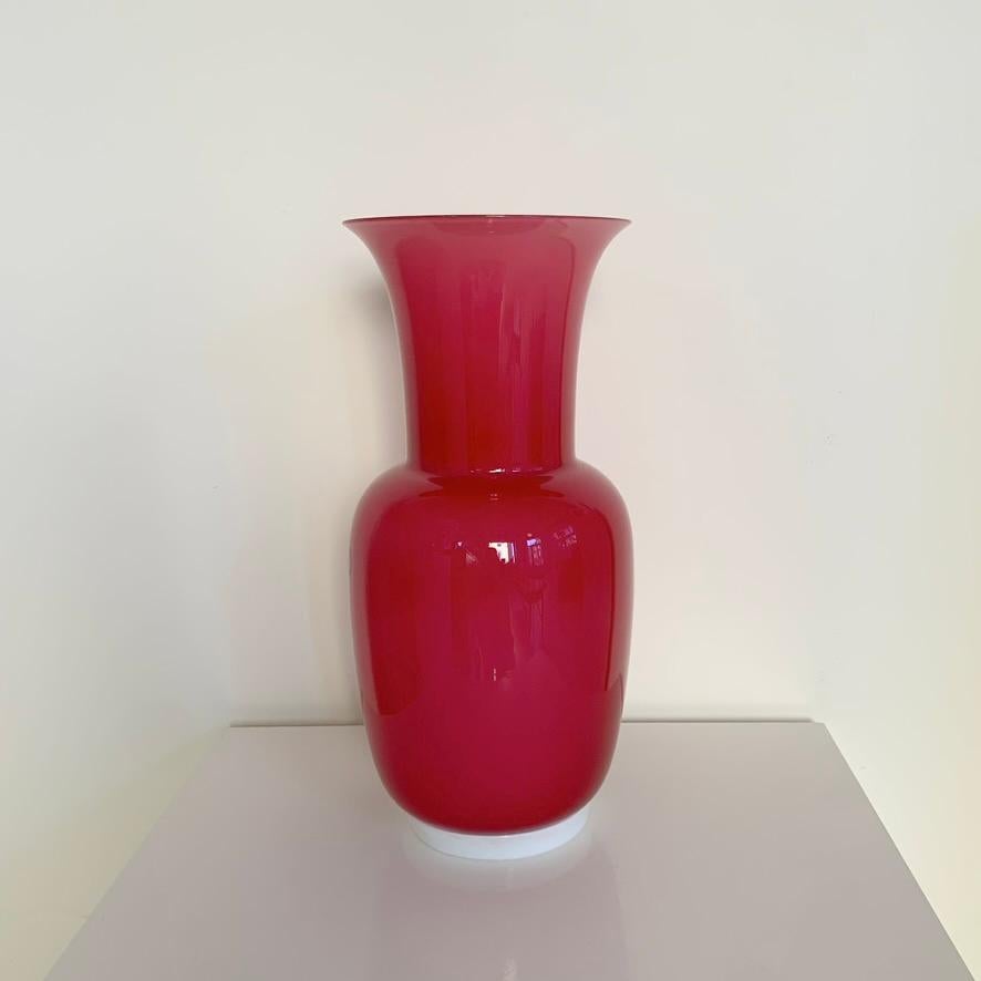 Jarrón de cristal opalino de Murano para Venini , hacia 1970, Italia. finales del siglo XX en venta