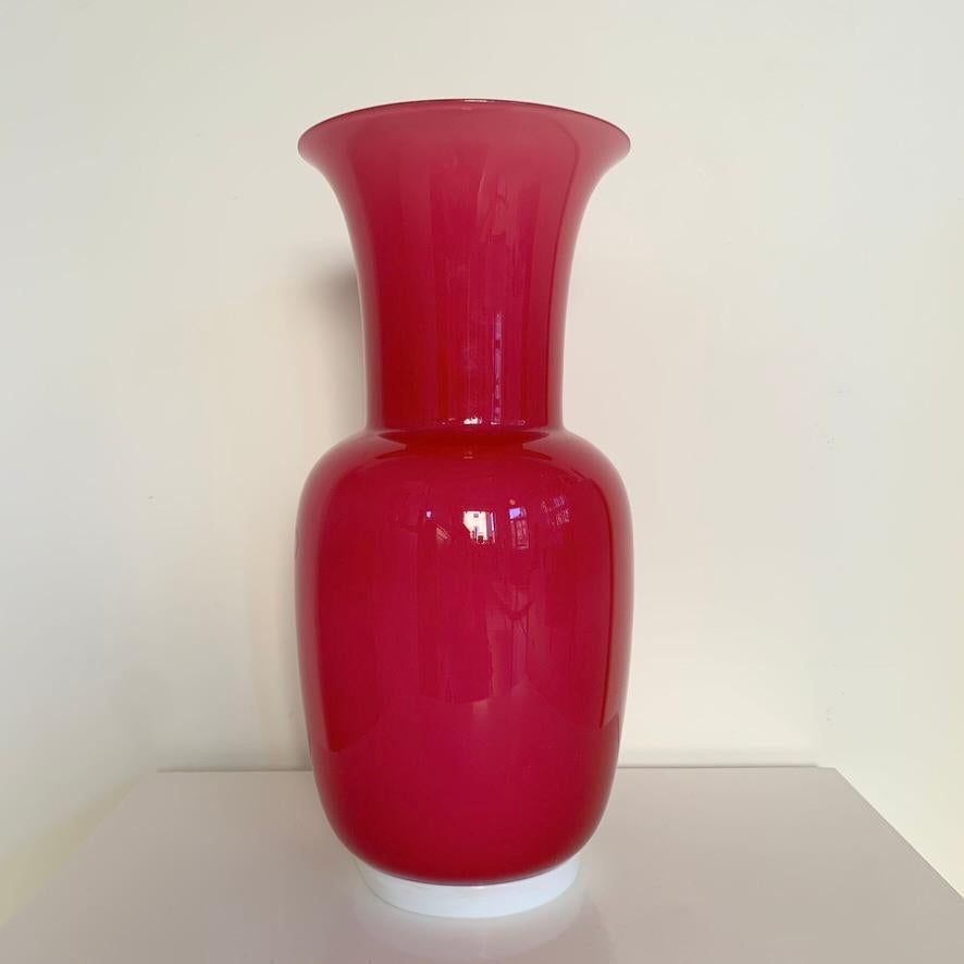 Jarrón de cristal opalino de Murano para Venini , hacia 1970, Italia. en venta 1