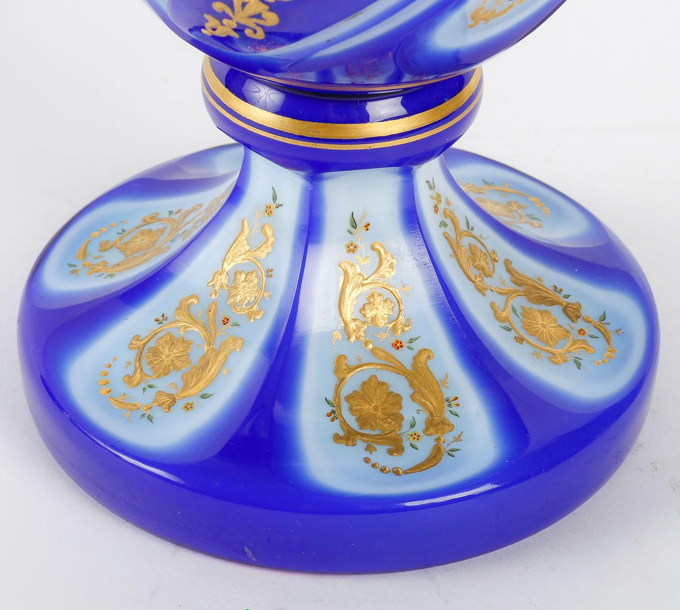 Opaline Overlay Vase, Gold Enamelled, Napoleon III Period. In Good Condition For Sale In Saint-Ouen, FR