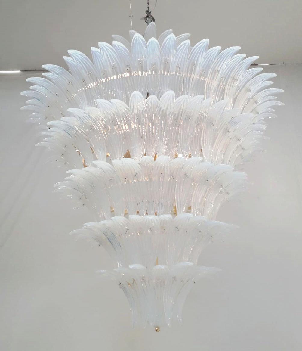 Lampadario italiano con foglie opaline in vetro di Murano soffiato a mano, disposte in sei livelli, compresa una corona in cima, montate su una struttura in metallo placcato oro 24k / Made in Italy by FABIO LTD
Diametro: 47 pollici / Altezza: 43,5