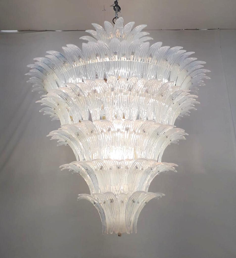 Lampadario Palmette Opalino In condizioni buone in vendita a Los Angeles, CA