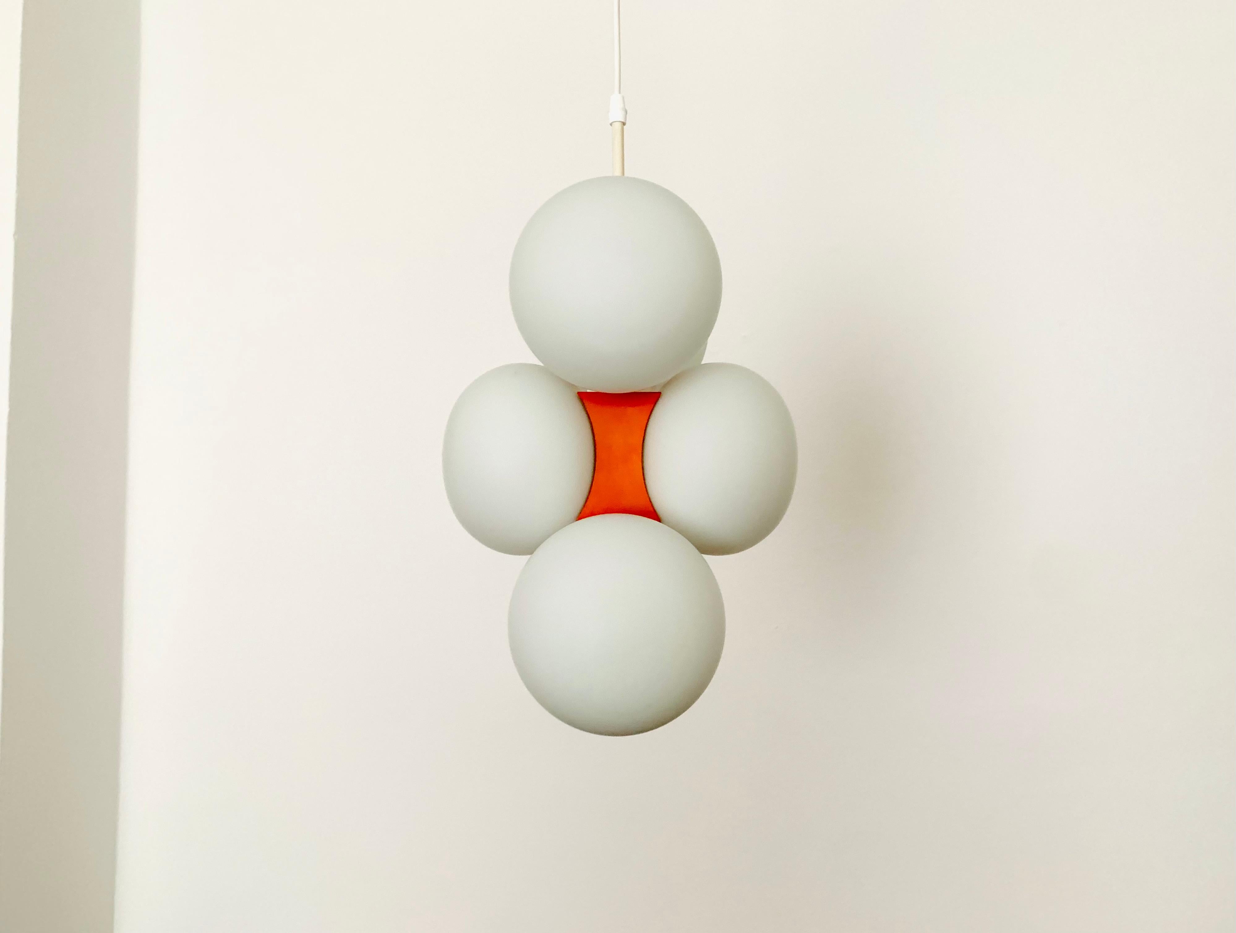 Wonderful sputnik pendant lamp from the 1960s.
The 6 opal glass lampshades spread a pleasant light.
The lamp has a very high quality finish.
Very contemporary design with a fantastic look.

Manufacturer: Kaiser lights.

Condition:

Very