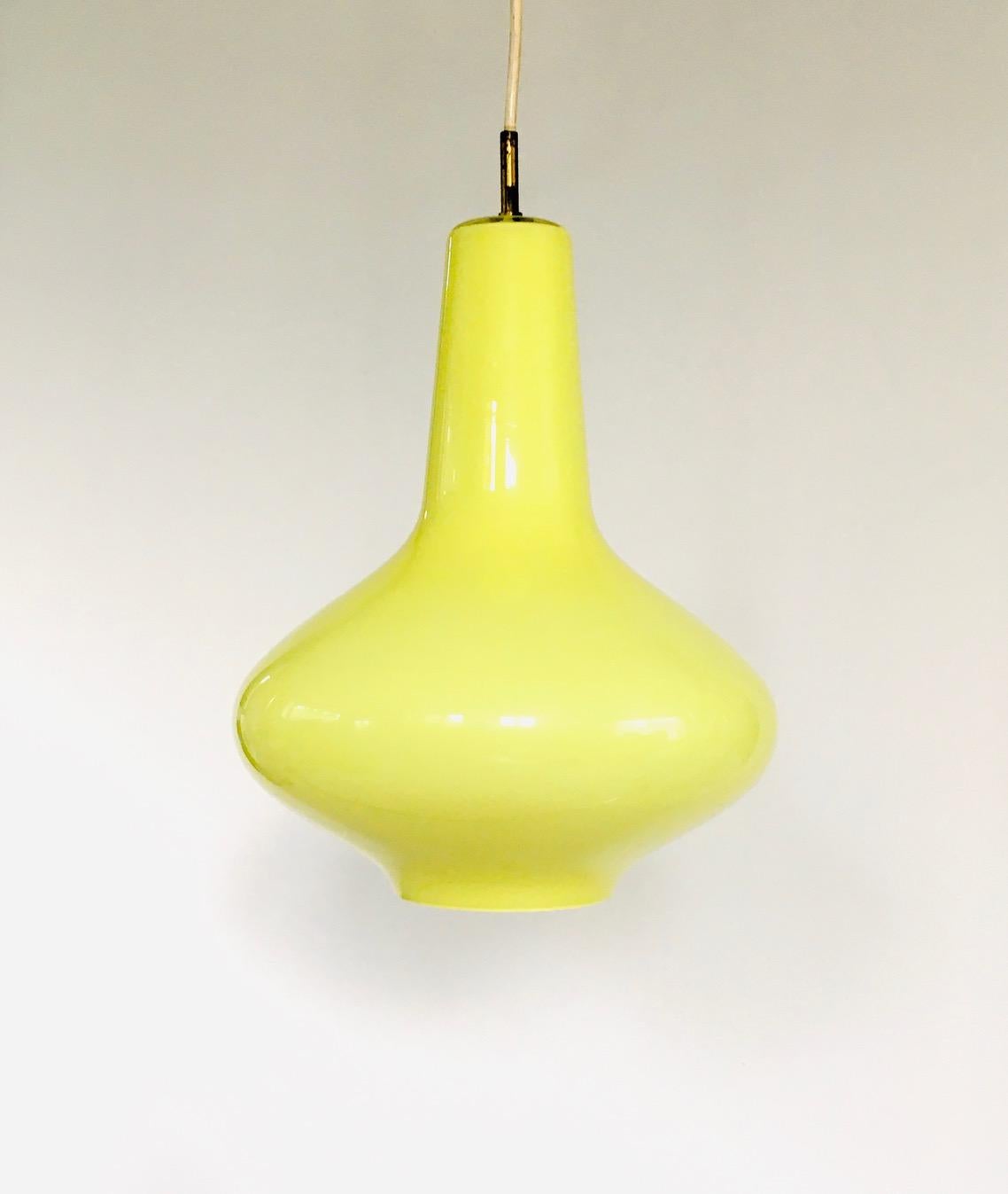 Opaline Pendant Lamp by Massimo Vignelli for Venini Murano, Italy 1950's In Good Condition For Sale In Oud-Turnhout, VAN
