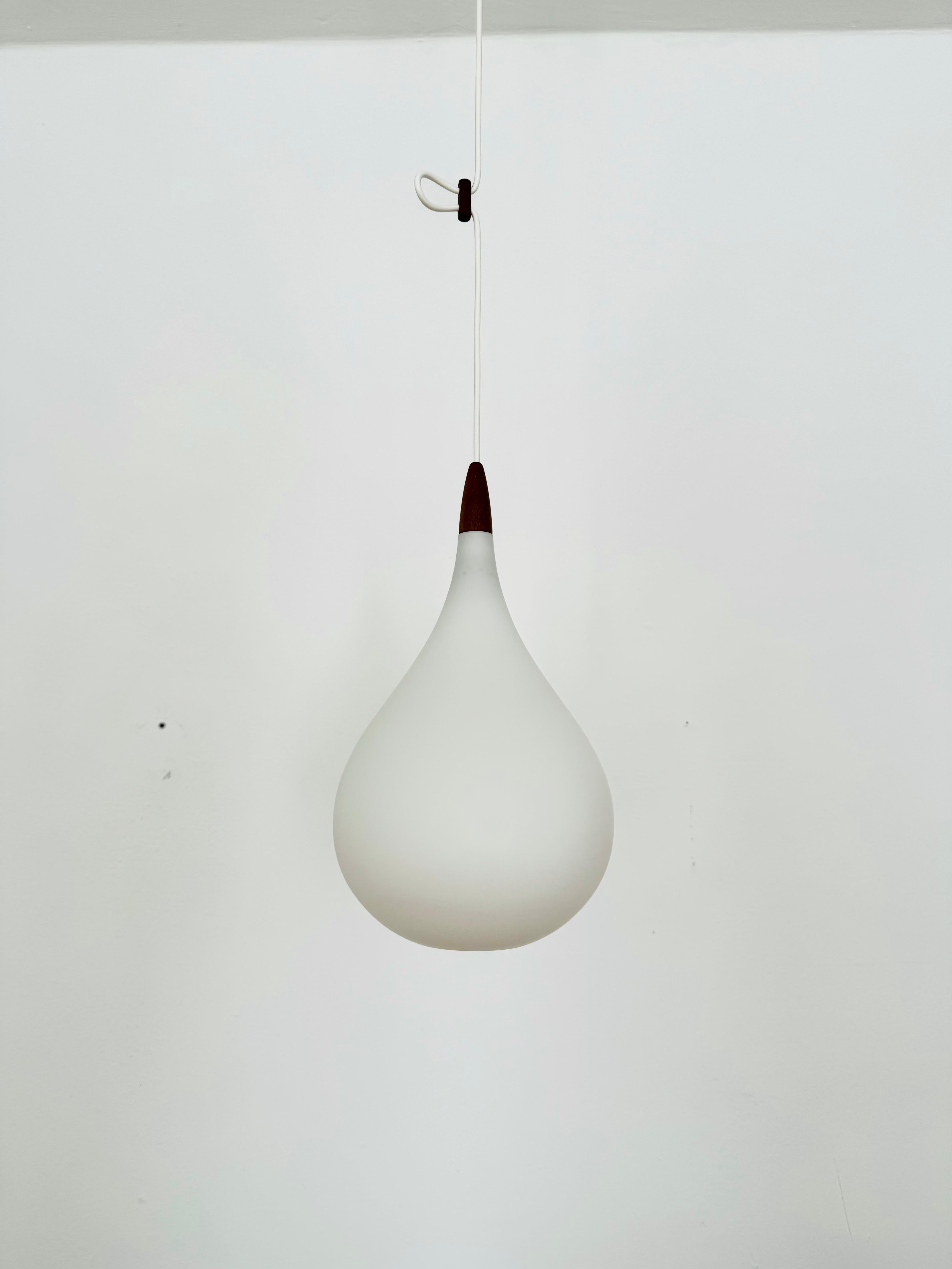 Merveilleuses lampes suspendues suédoises en verre opale des années 1960.
Design/One exceptionnellement minimaliste et d'une fantastique élégance.
Très beaux détails en teck.

Fabricant : Luxus
Design/One : Uno et Östen Kristiansson
Vers
