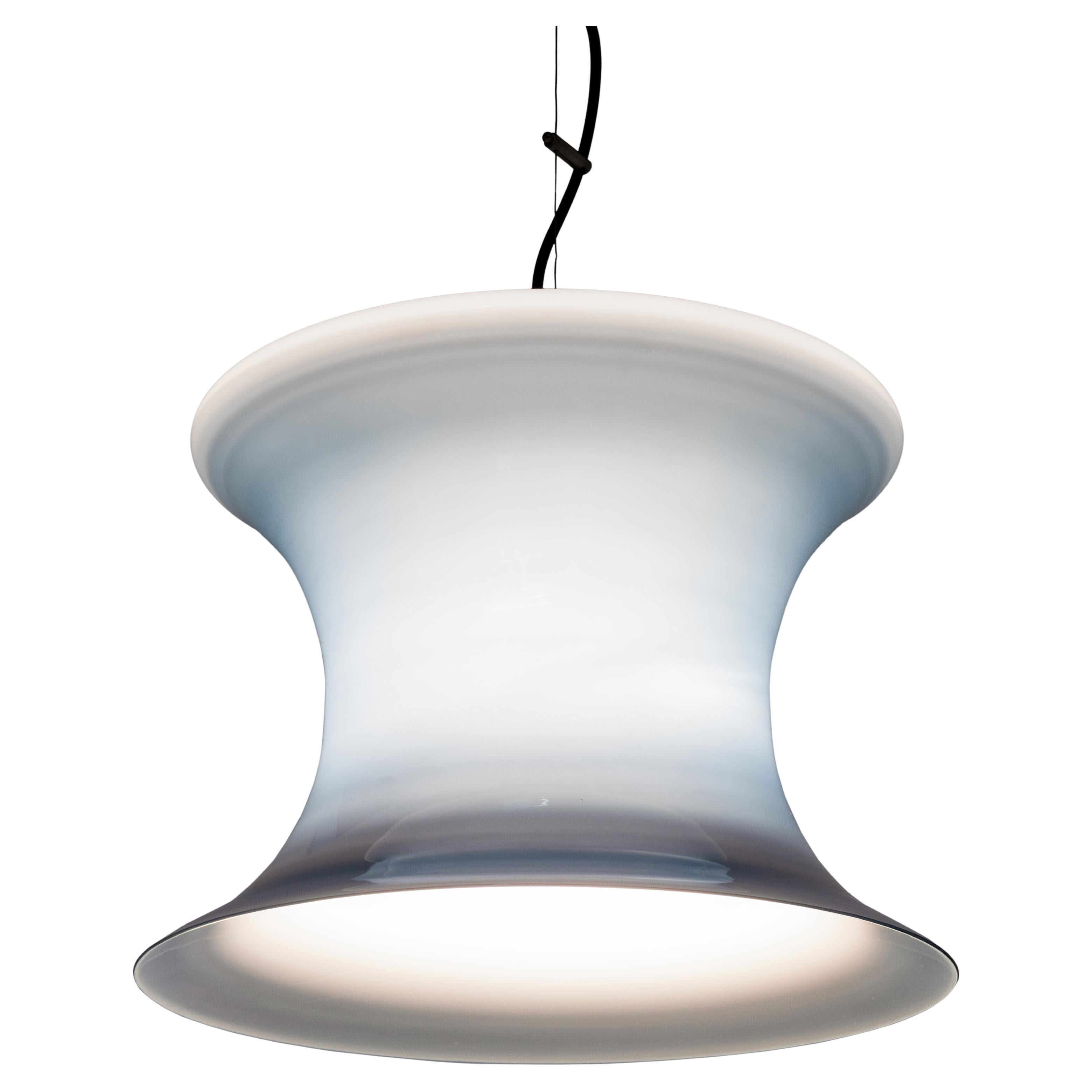 Cette lampe suspendue en opaline est un exemple du design verrier italien du milieu du siècle. Réalisée en verre de Murano, elle présente un doux dégradé allant du blanc laiteux aux teintes bleues. Ces dégradés de couleurs donnent à la lampe un