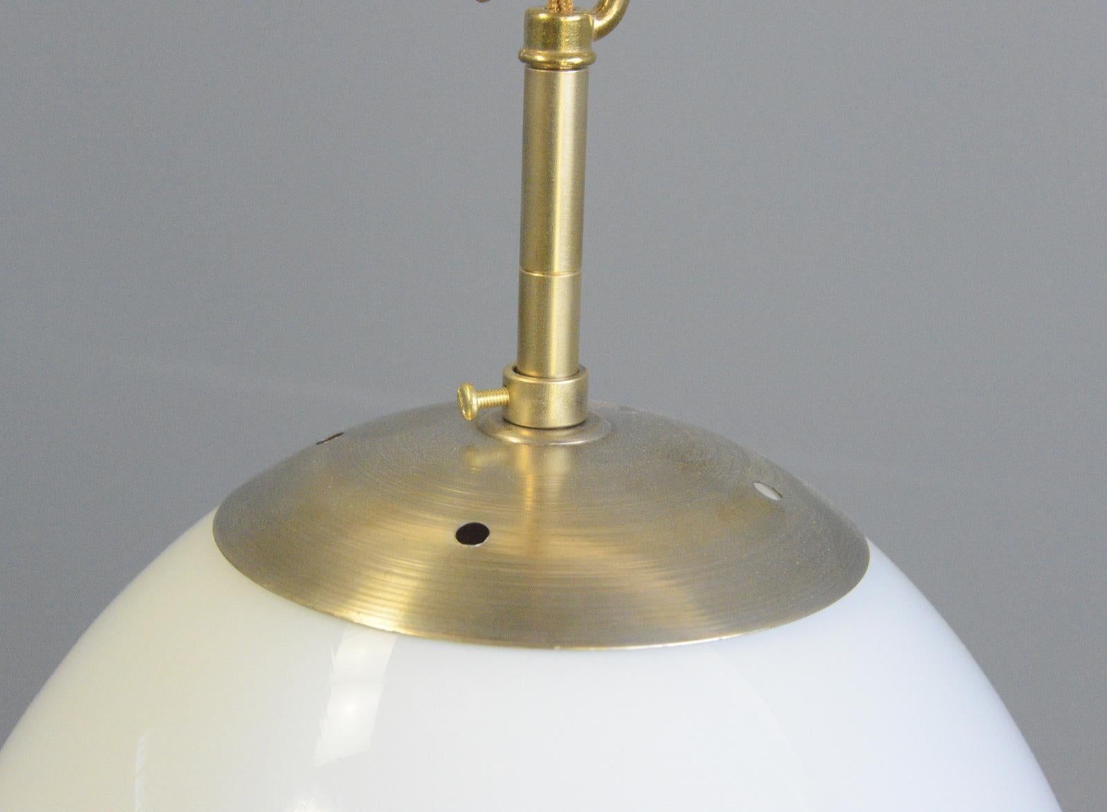 Scandinave moderne Lampes à suspension en opaline de Vilhelm Lauritzen datant des années 1950 environ en vente