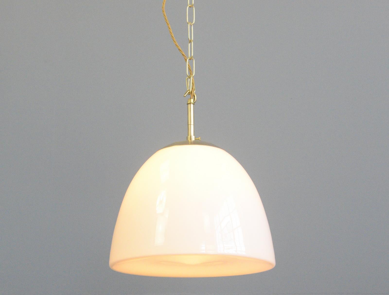 Milieu du XXe siècle Lampes à suspension en opaline de Vilhelm Lauritzen datant des années 1950 environ en vente