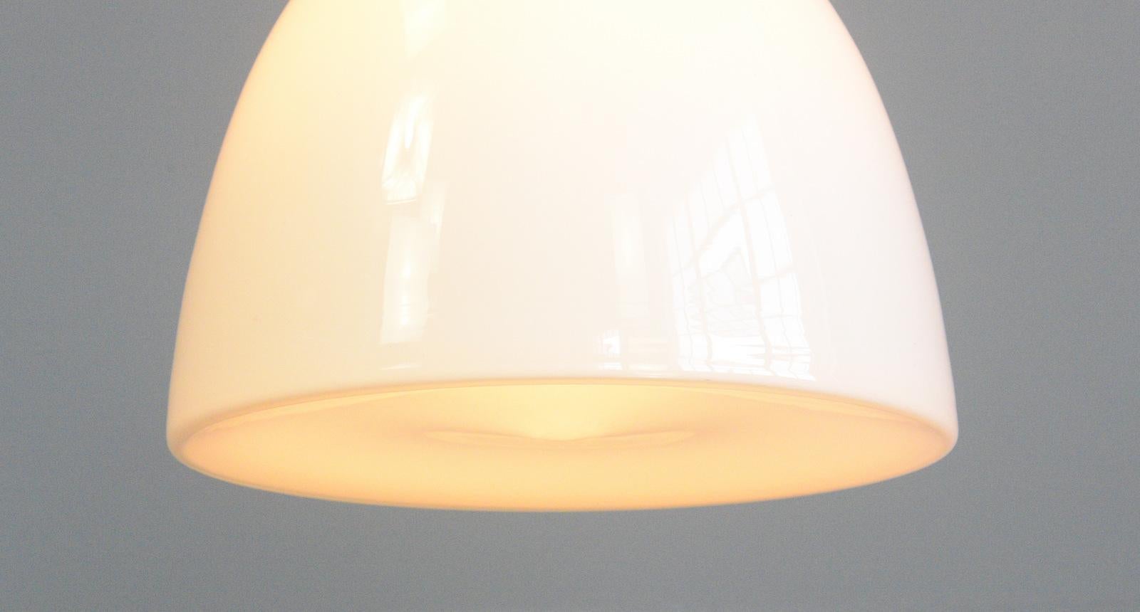 Verre opalin Lampes à suspension en opaline de Vilhelm Lauritzen datant des années 1950 environ en vente